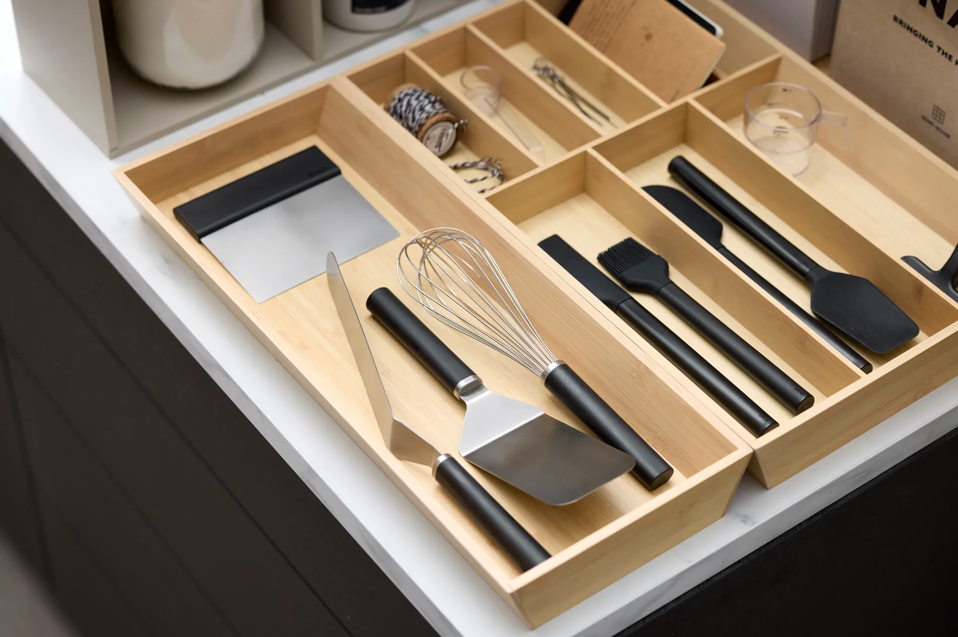 Emma espátula ancha de acero 26 cm, Negro Rosti