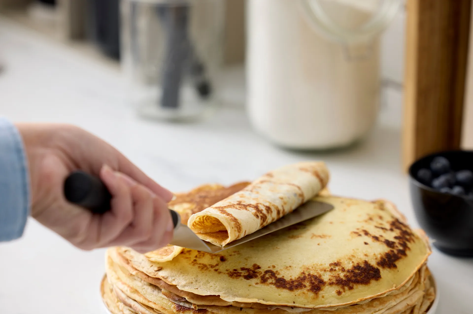 Espátula estrecha Emma de acero de 33 cm, Negro Rosti