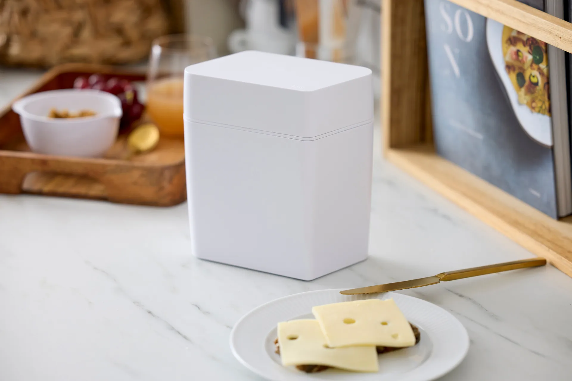 Quesera Classic con cortador de queso 16,5x10x19 cm, Blanco Rosti