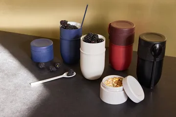 Termo para comida / yogur con cuchara Ted - Rojo vino Pantone 7624C, 32 cl - Sagaform