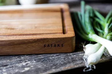 Tabla de cortar Satake - Acacia, aceitada, 43,2x27,9x3,8 cm - Satake