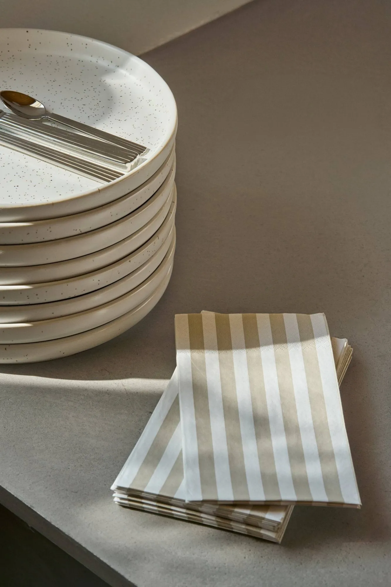 Bold Stripe servilleta de papel, Blanco y beige, pack de 15, 33x40 cm Scandi Essentials