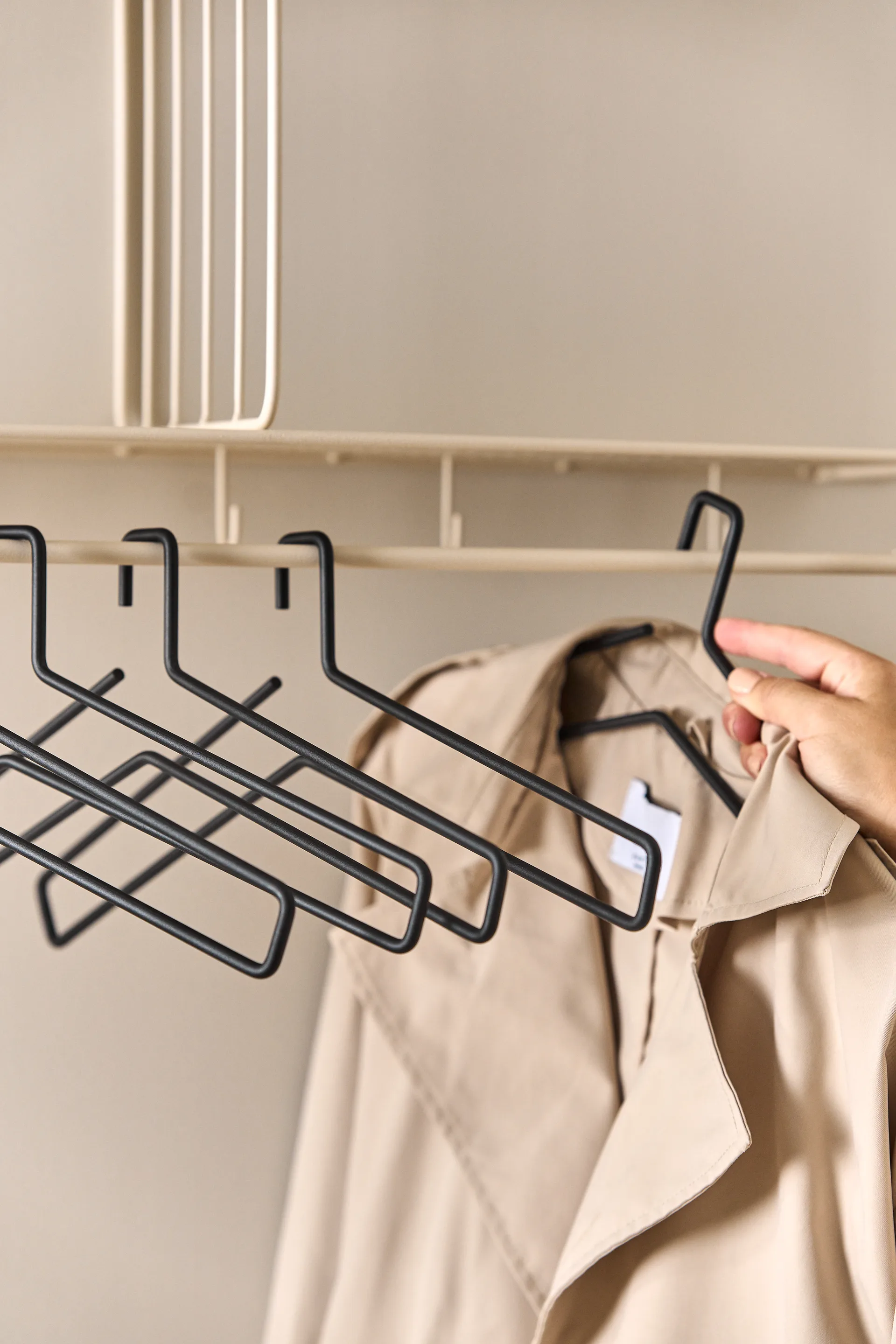 5 Perchas Edge, Black Scandi Living