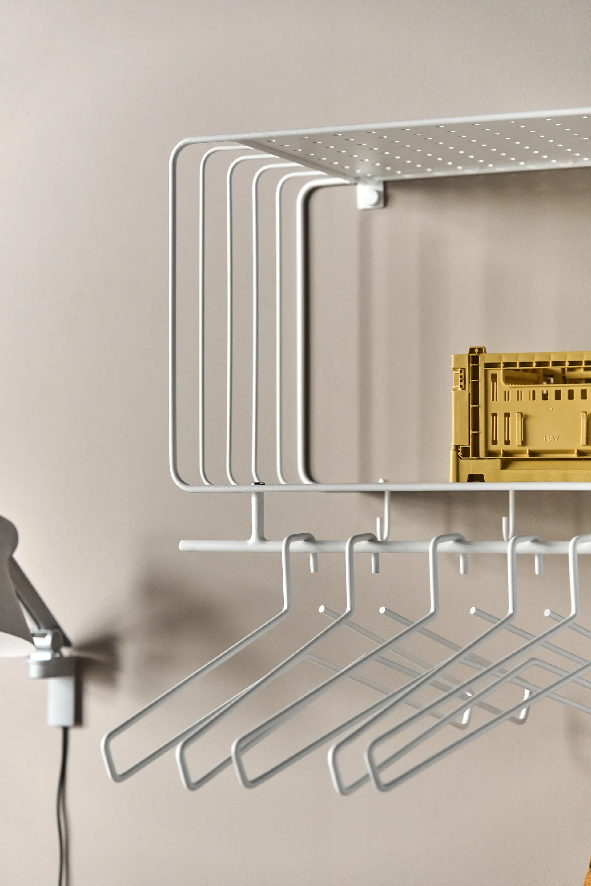 5 Perchas Edge, White Scandi Living