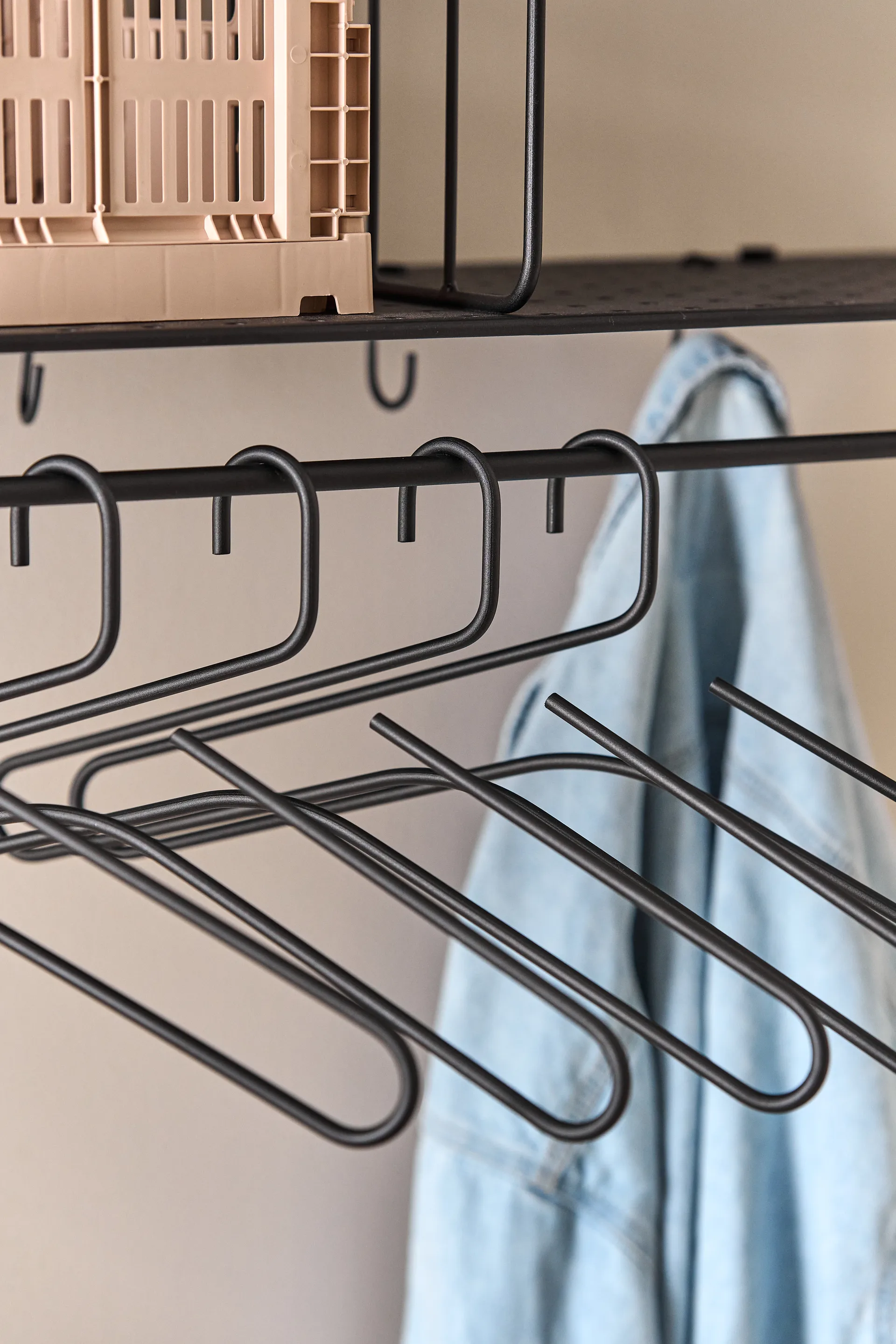 5 Perchas Smooth, Black Scandi Living