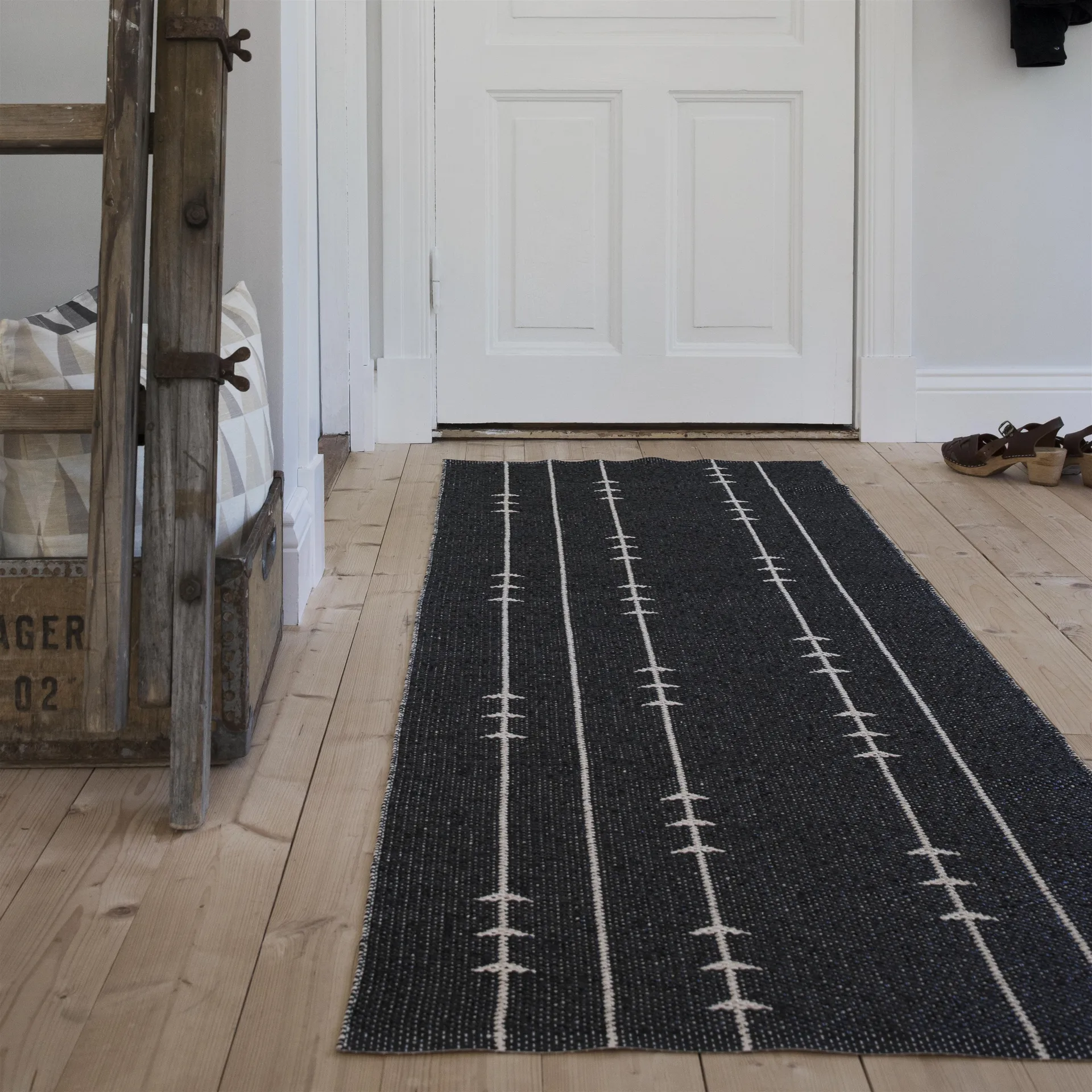 Alfombra Fir nude-black, 70 x 150 cm Scandi Living