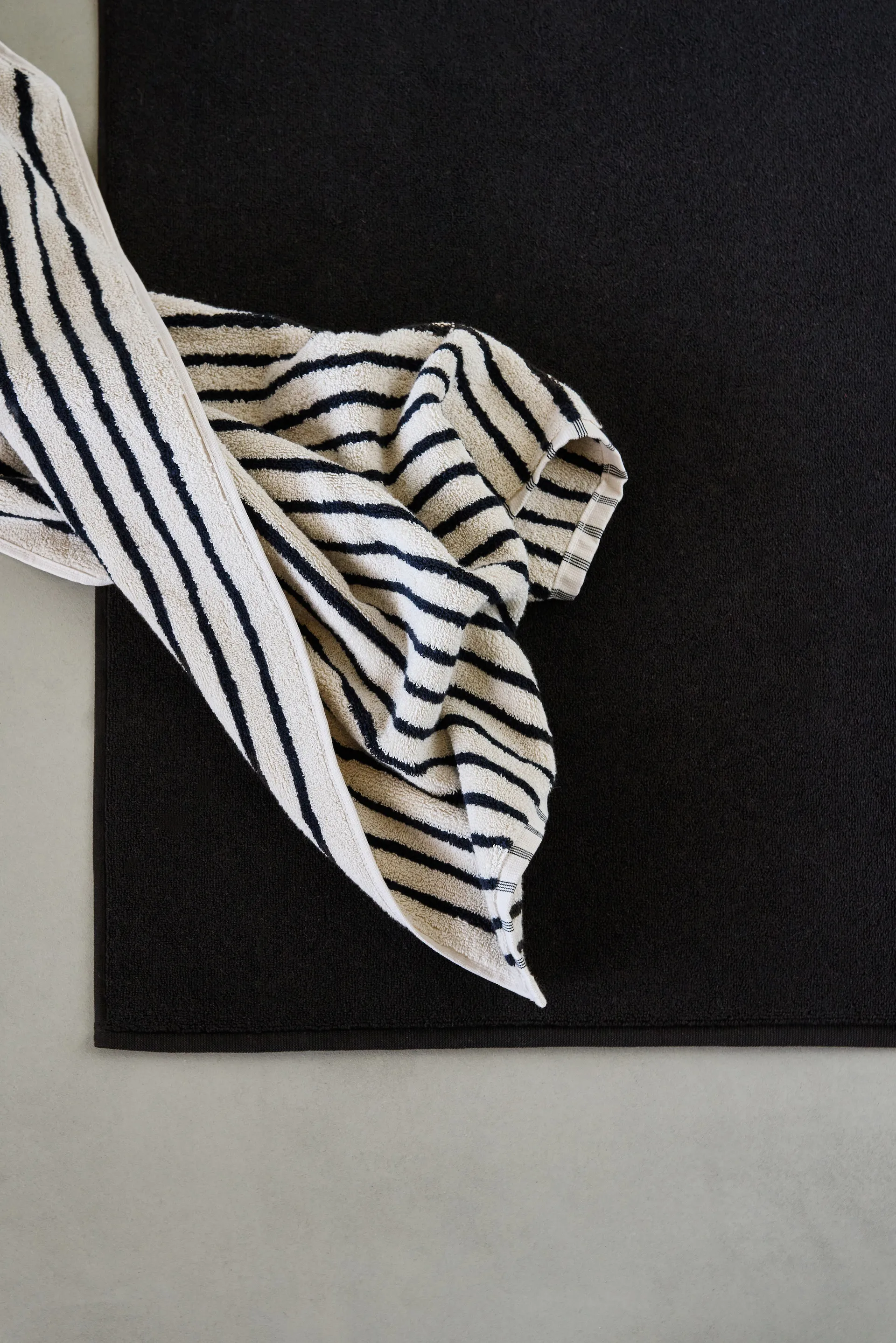 Alfombrilla de baño Drift 50x70 cm, Negro Scandi Living