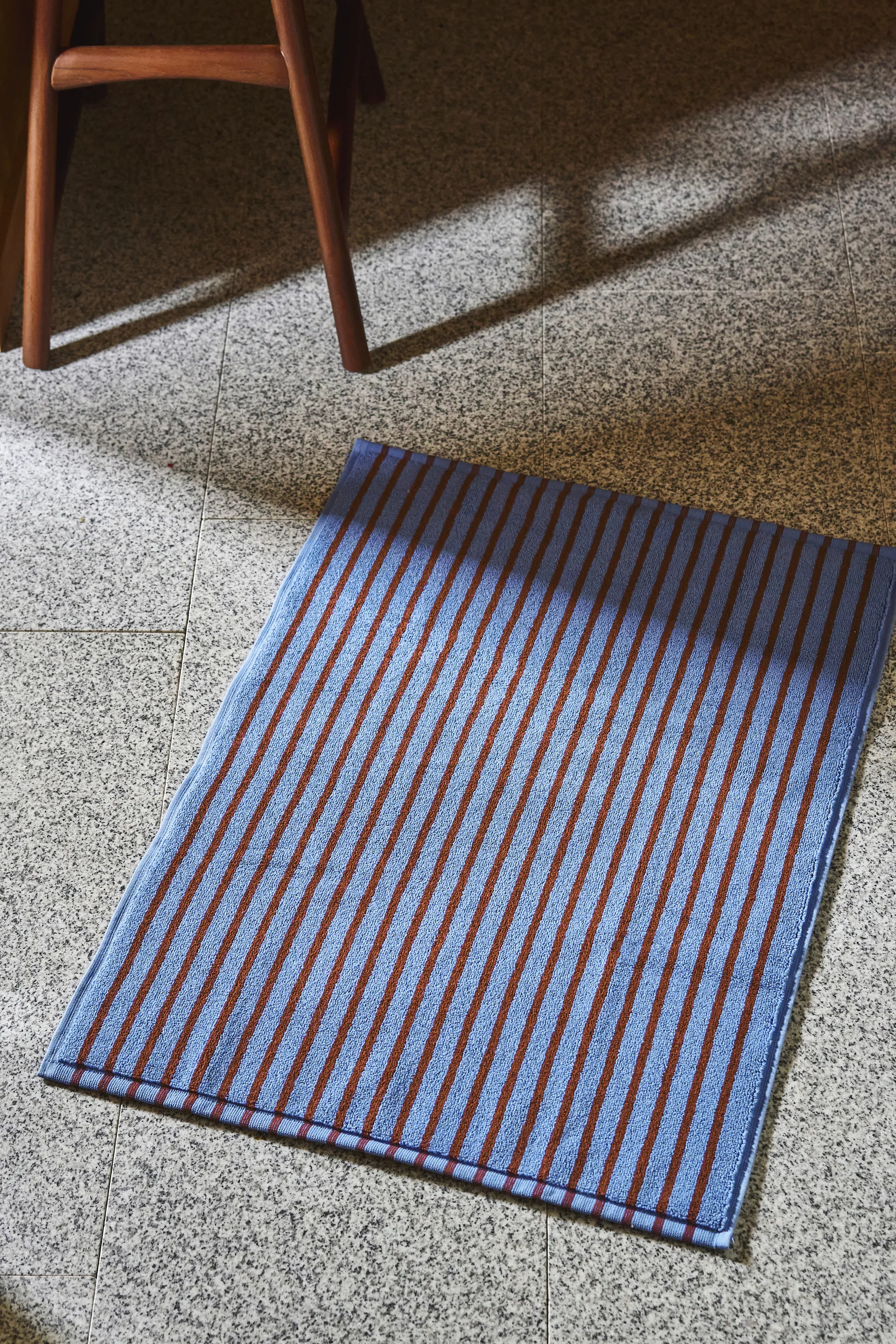 Alfombrilla de baño Drift 50x70cm, Azul-rojo Scandi Living