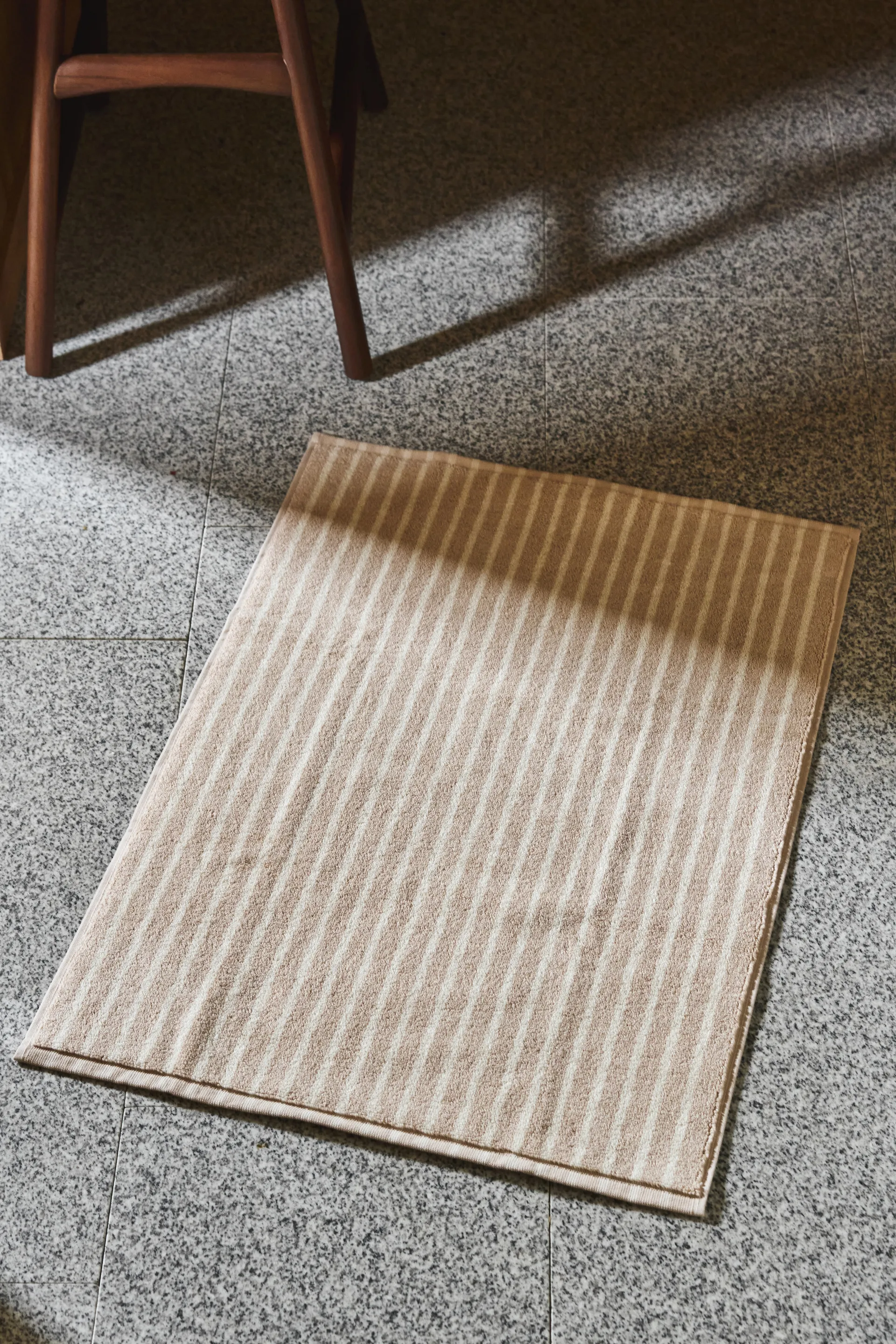 Alfombrilla de baño Drift 50x70cm, Beige-blanco Scandi Living
