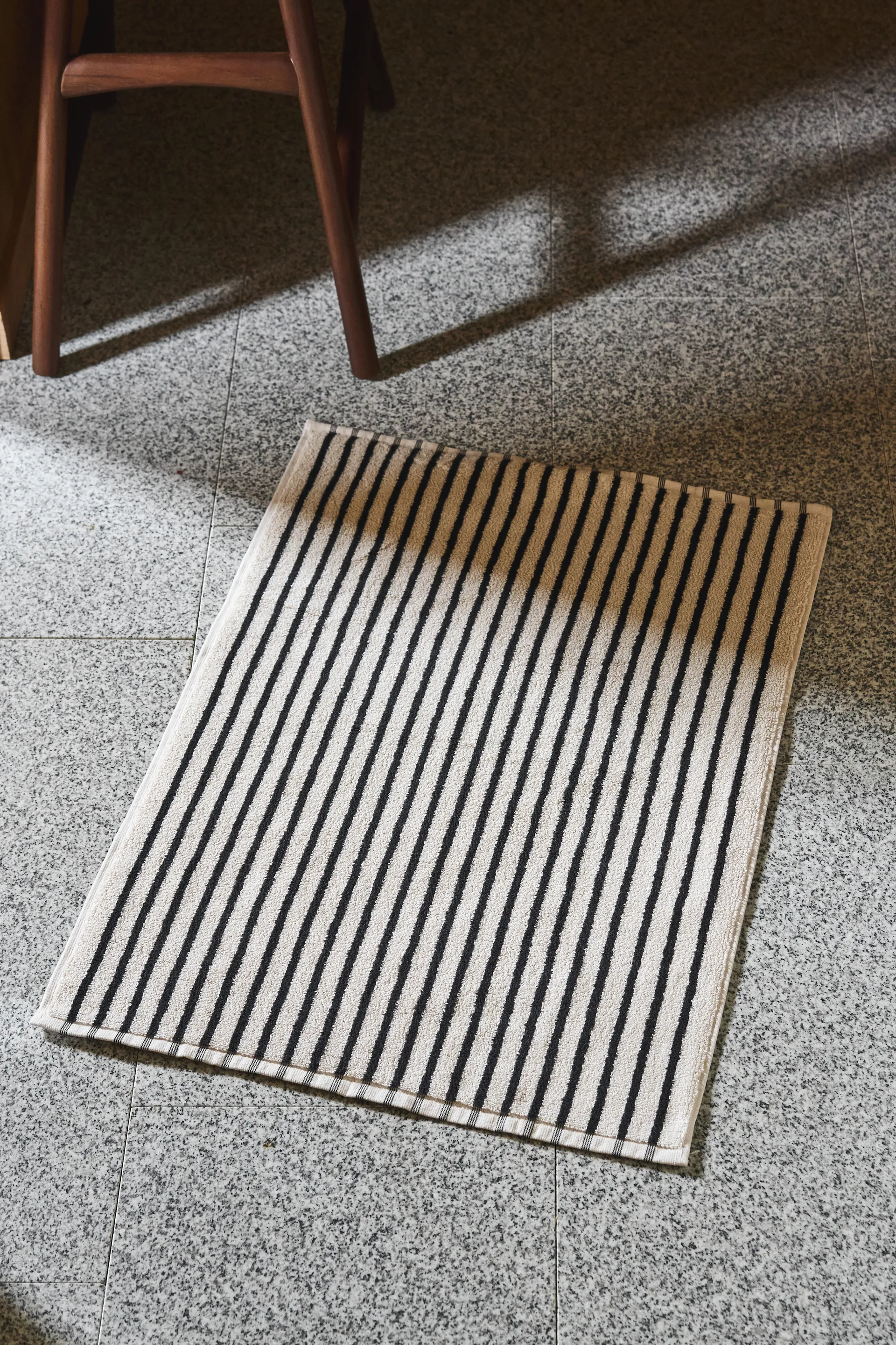 Alfombrilla de baño Drift 50x70cm, Blanco-negro Scandi Living