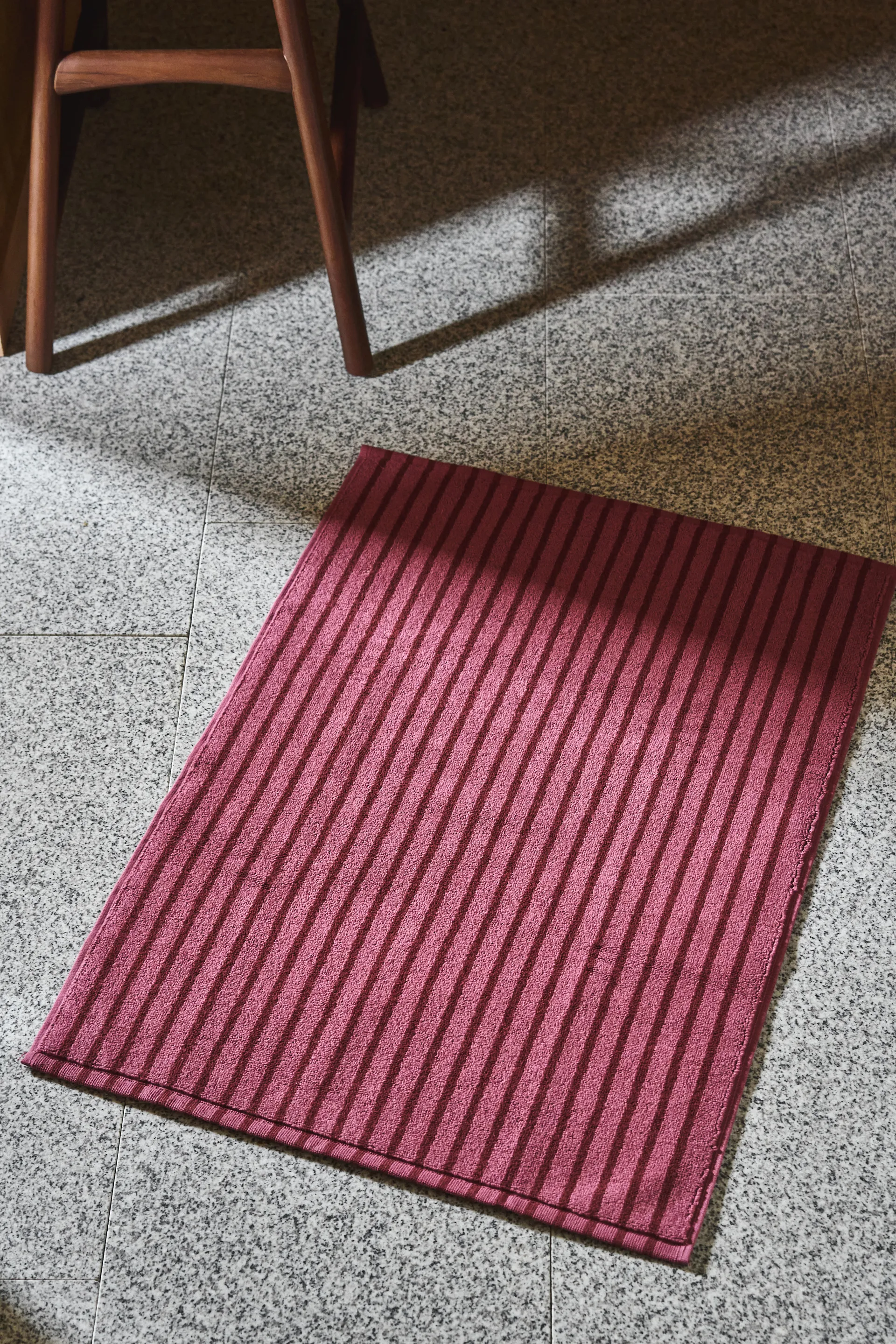 Alfombrilla de baño Drift 50x70cm, Rosa-rojo Scandi Living