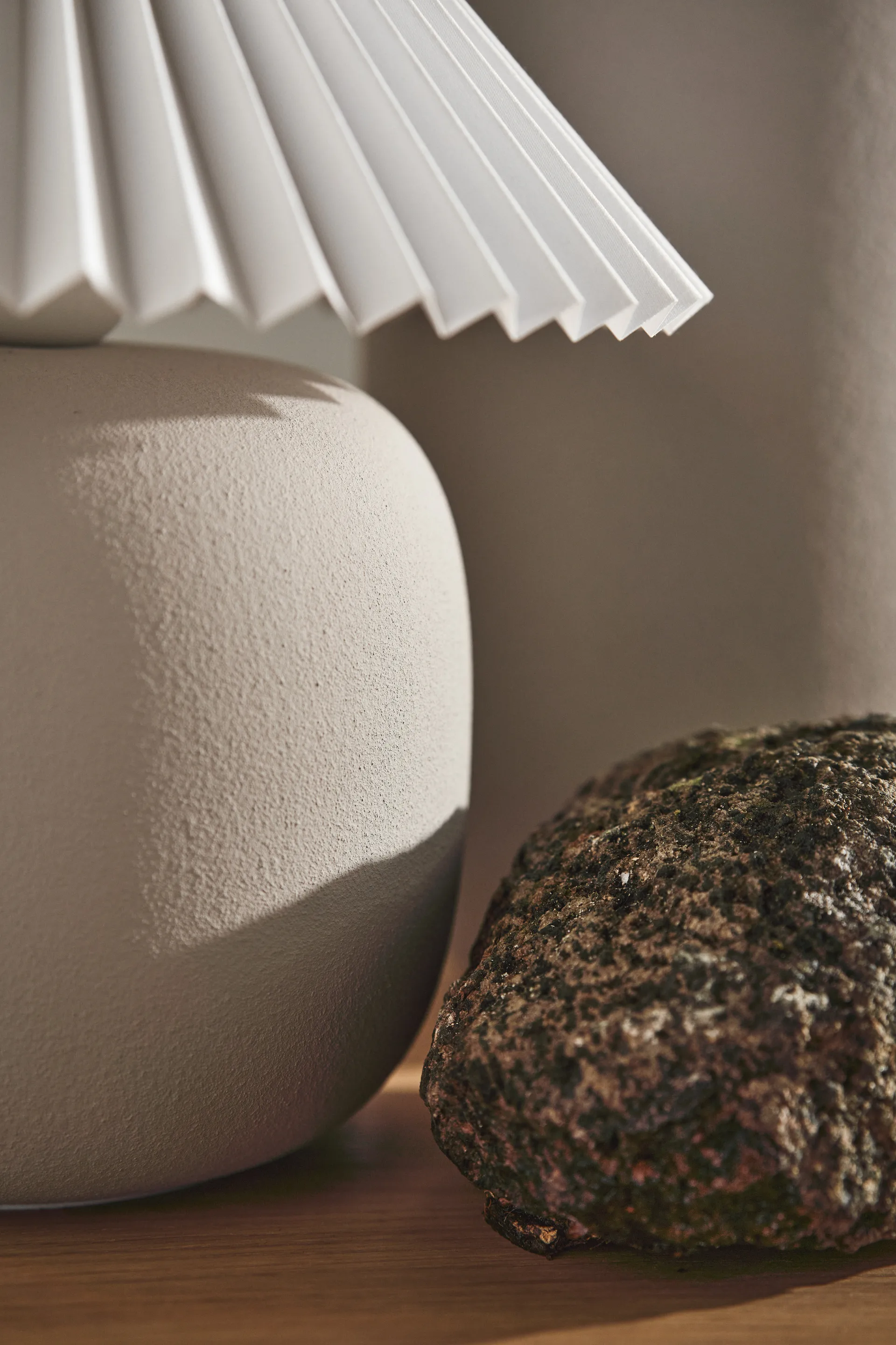 Lámpara de mesa Boulder 29 cm beige-pleated white Scandi Living