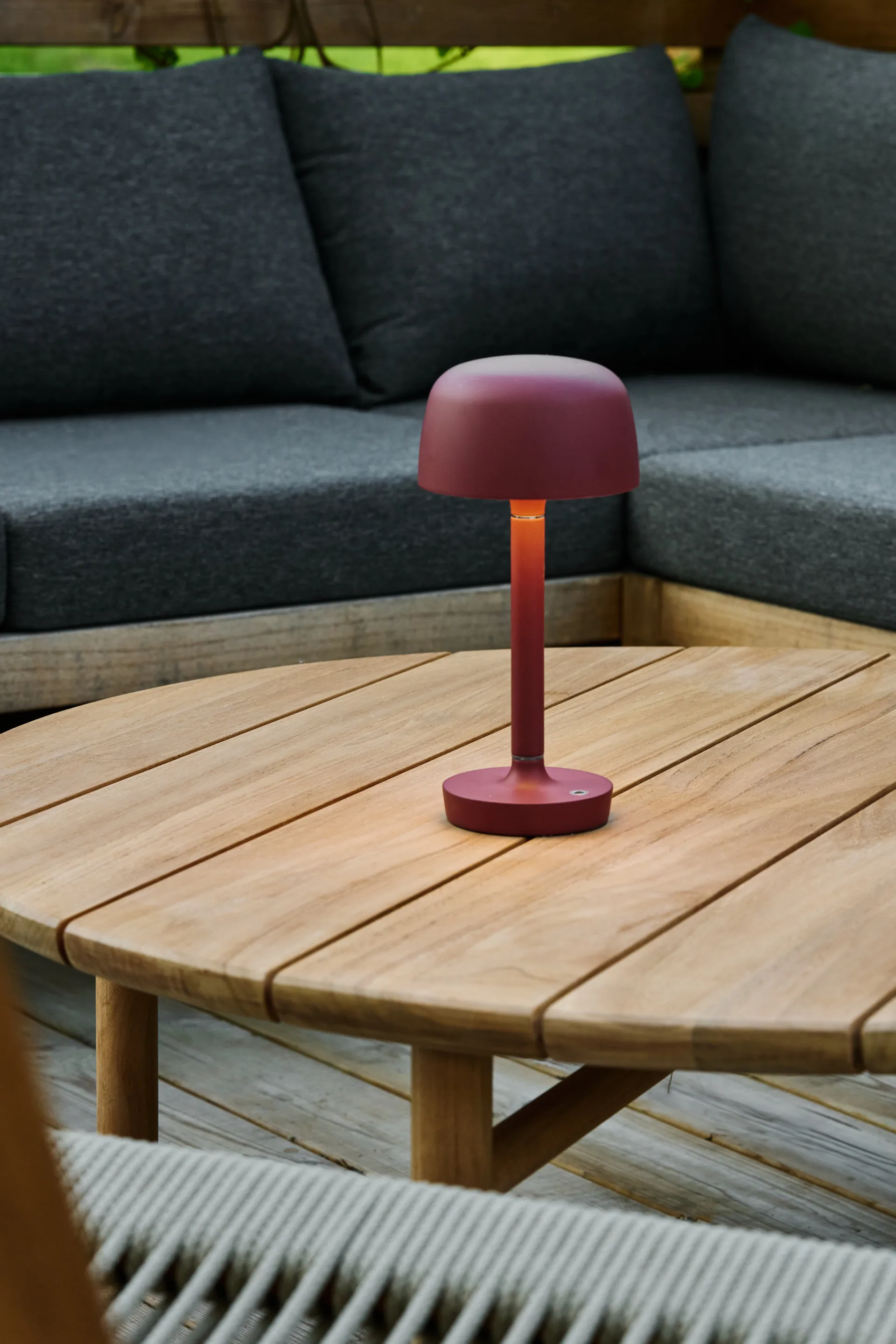 Lámpara de mesa portátil Halo 25,5 cm, Burgundy Scandi Living