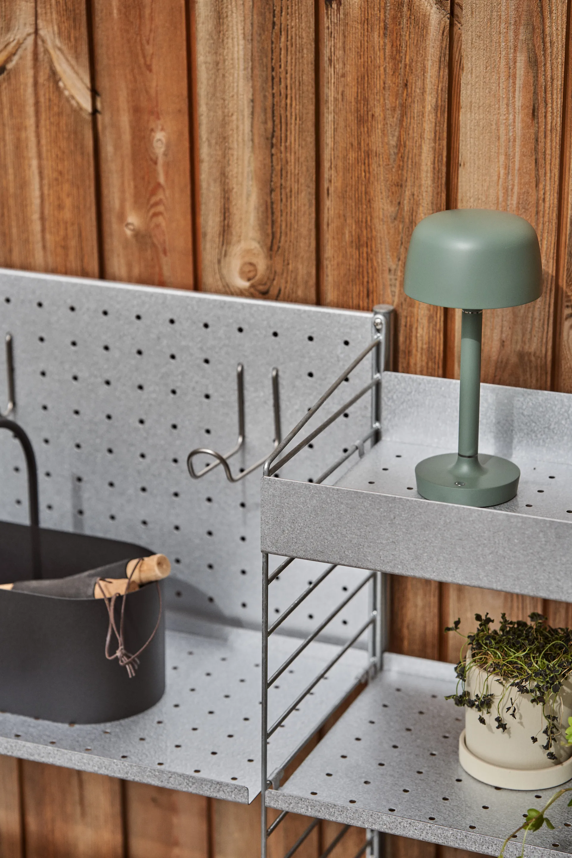 Lámpara de mesa portátil Halo 25,5 cm, Green Scandi Living