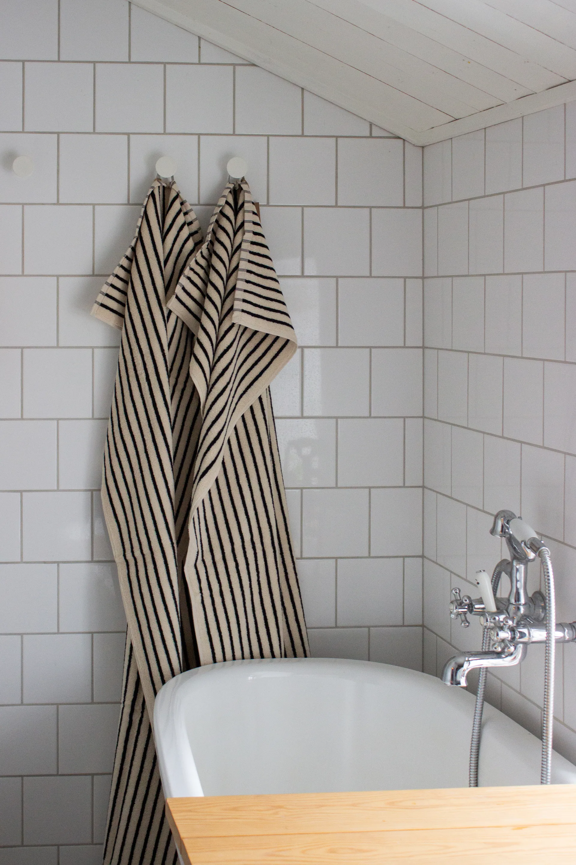 Toalla de baño Drift 100x150 cm, Blanco-negro Scandi Living