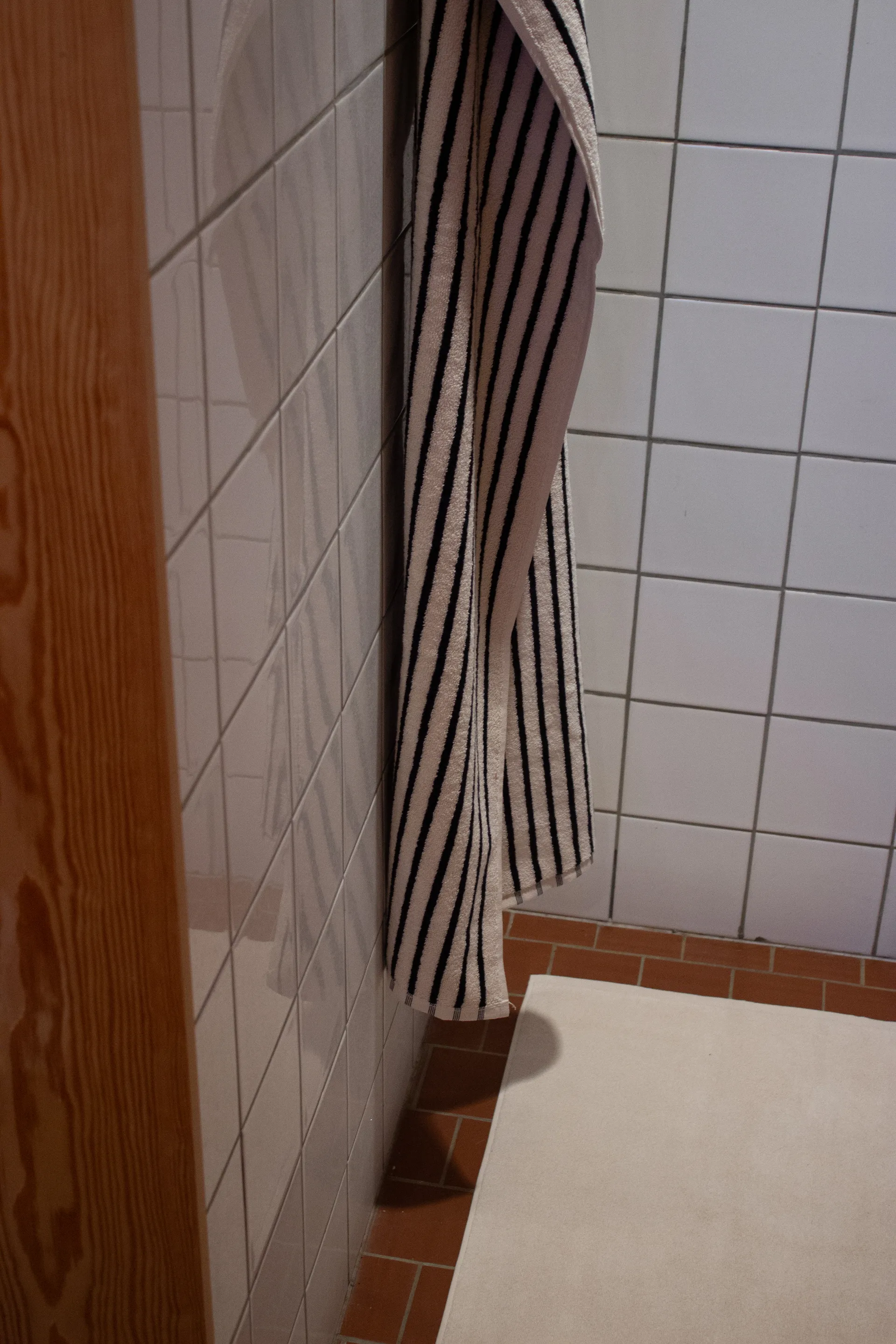 Toalla de baño Drift 100x150 cm, Blanco-negro Scandi Living