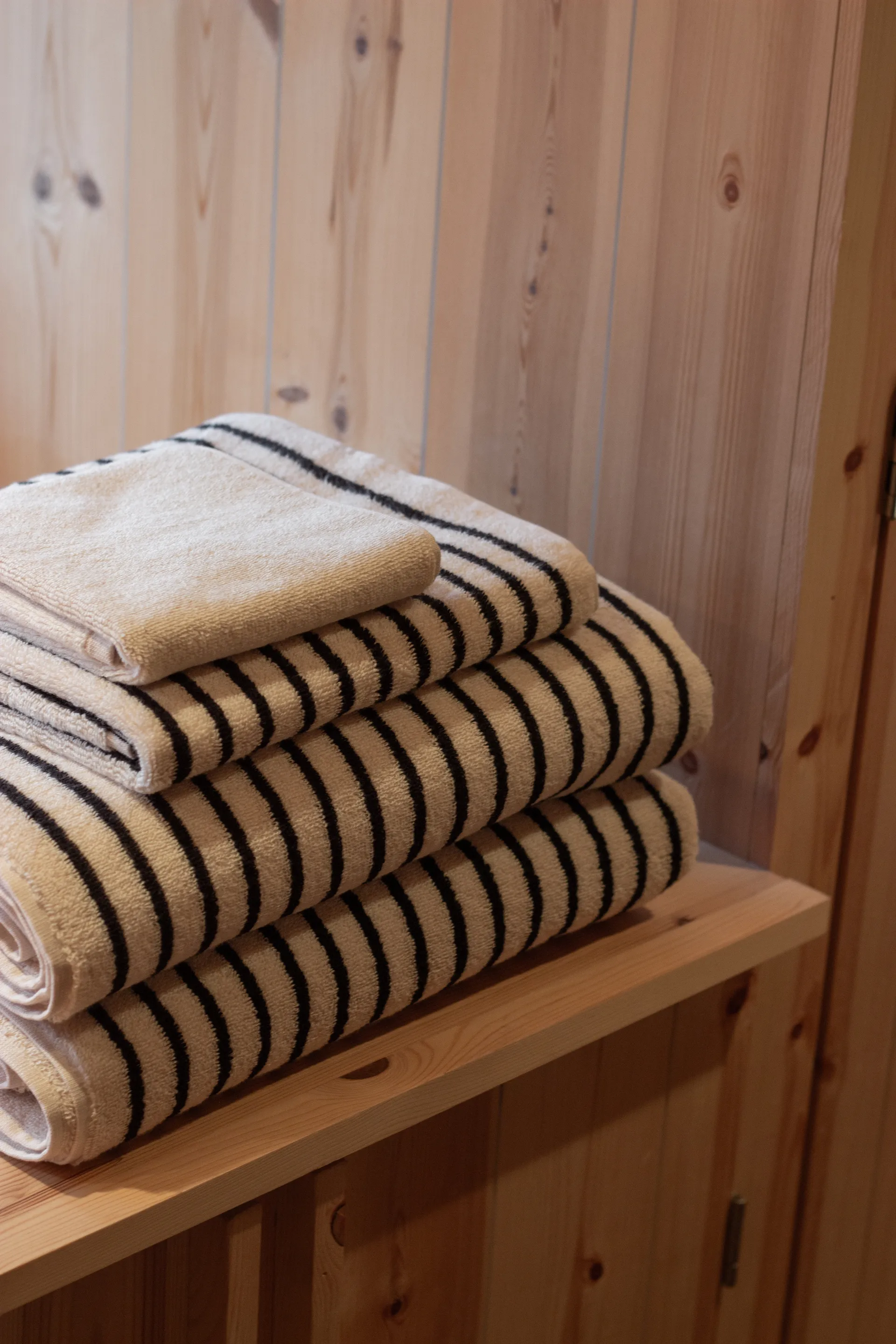 Toalla de baño Drift 100x150 cm, Blanco-negro Scandi Living