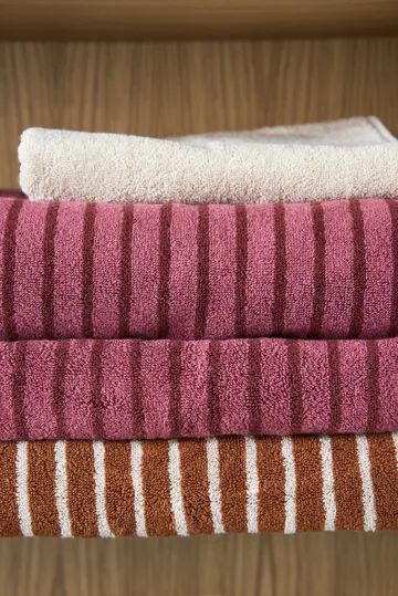 Toalla de baño Drift 100x150 cm - Rosa-rojo - Scandi Living