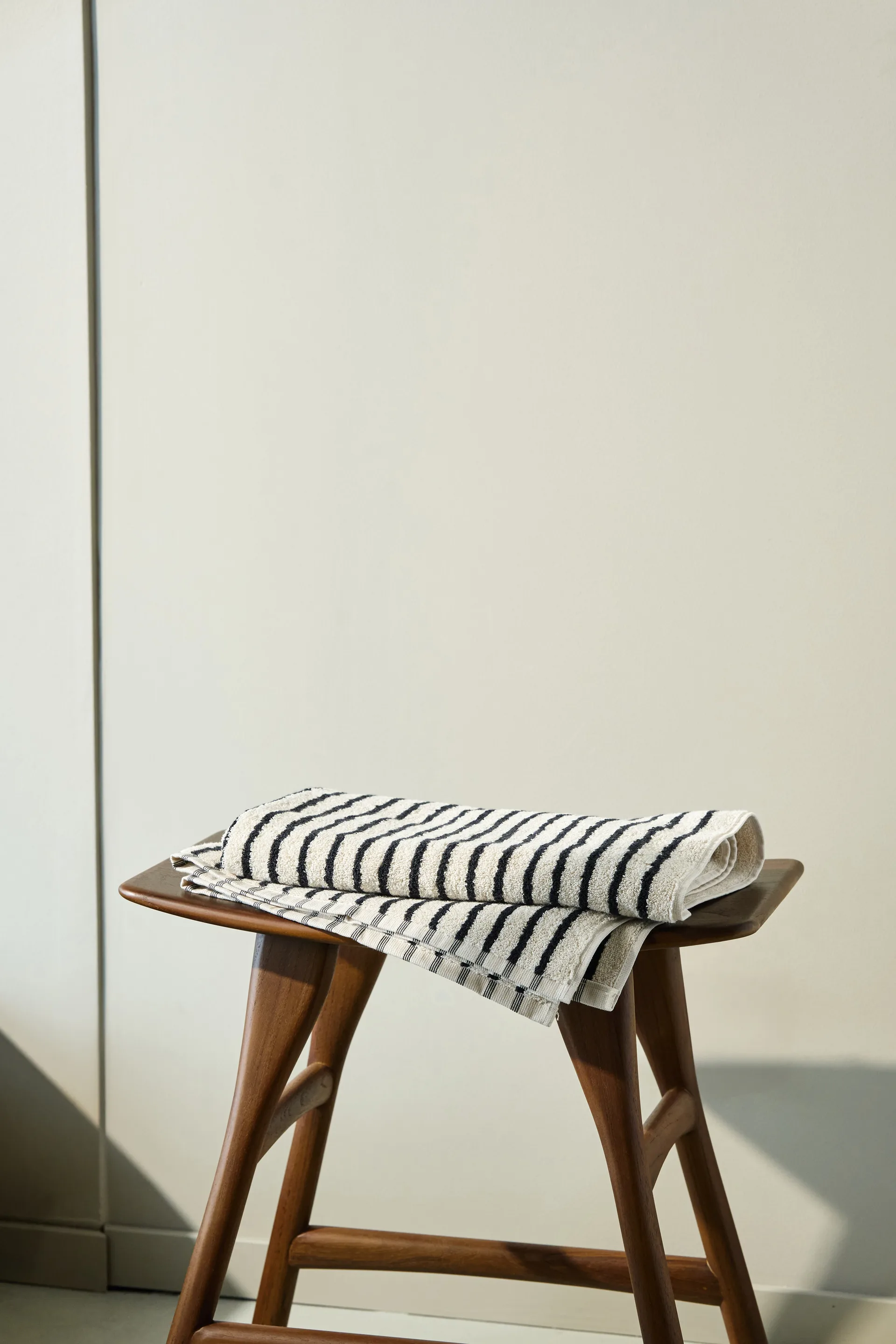 Toalla de baño Drift 70x140 cm, Blanco-negro Scandi Living