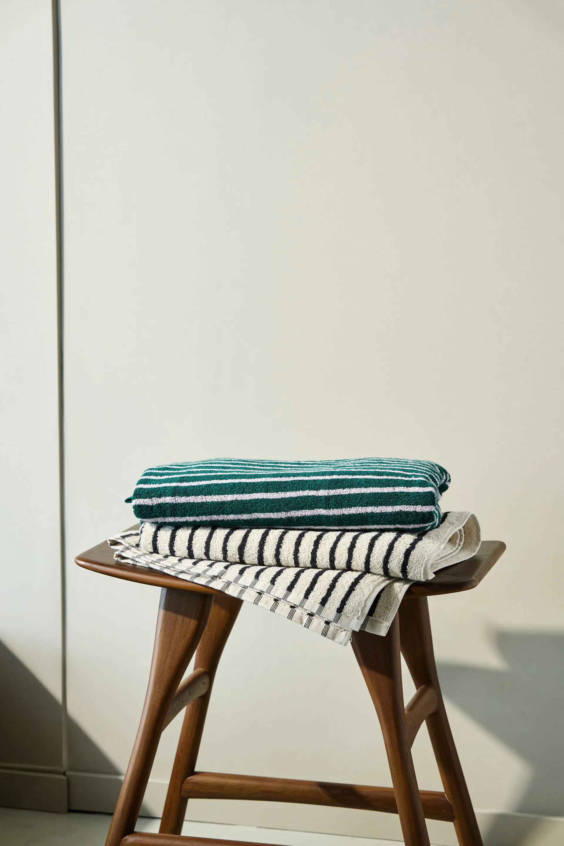 Toalla de baño Drift 70x140 cm, Blanco-negro Scandi Living