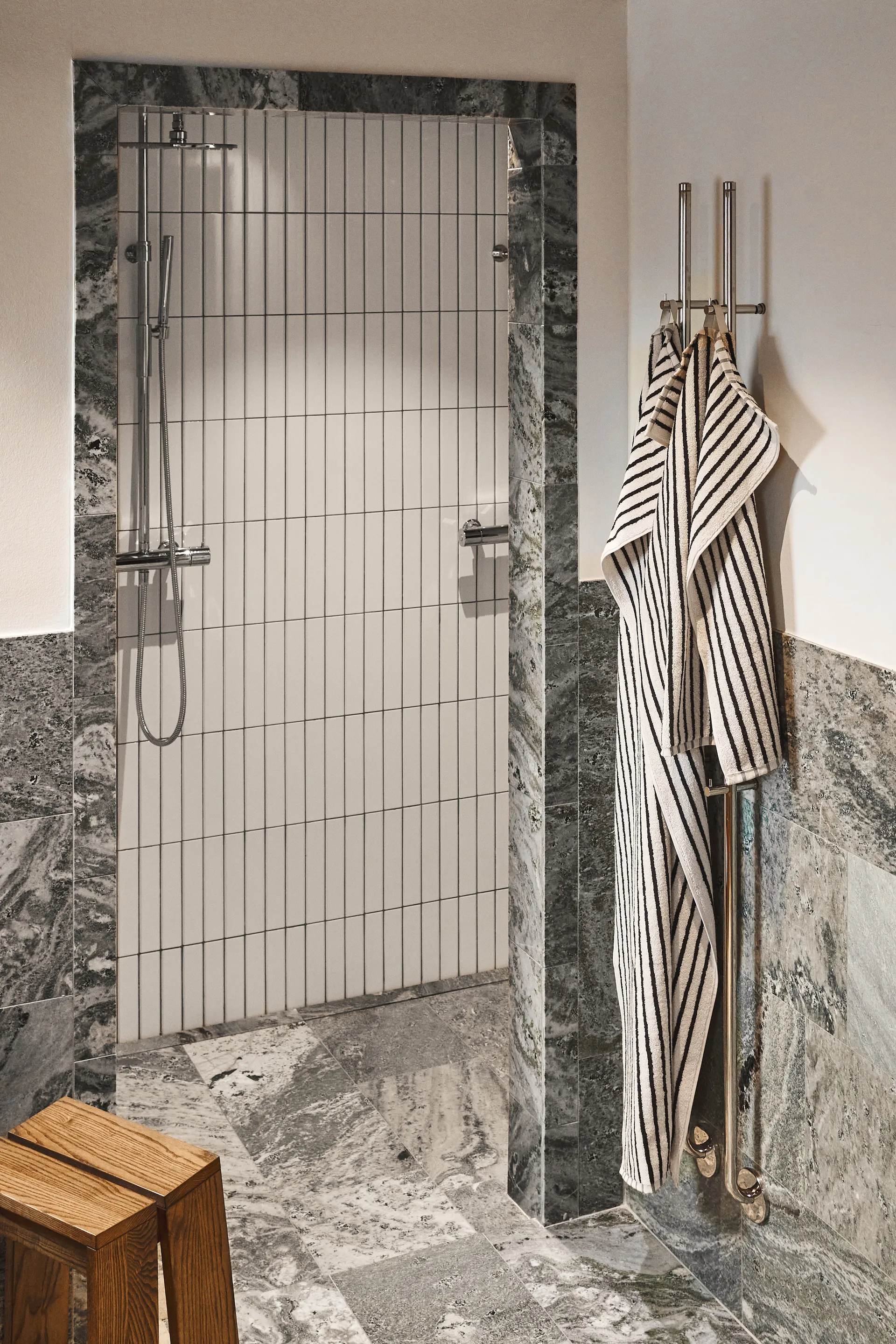 Toalla de baño Drift 70x140 cm, Blanco-negro Scandi Living