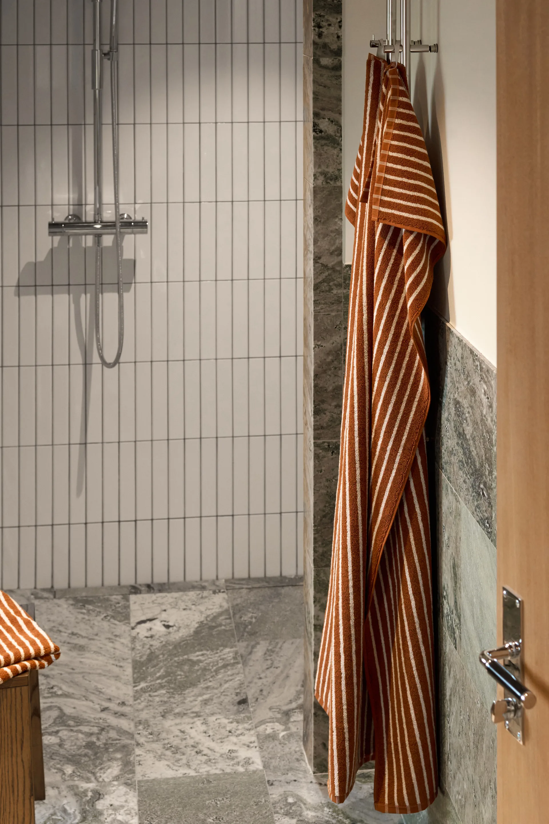 Toalla de baño Drift 70x140 cm, Marrón-blanco Scandi Living