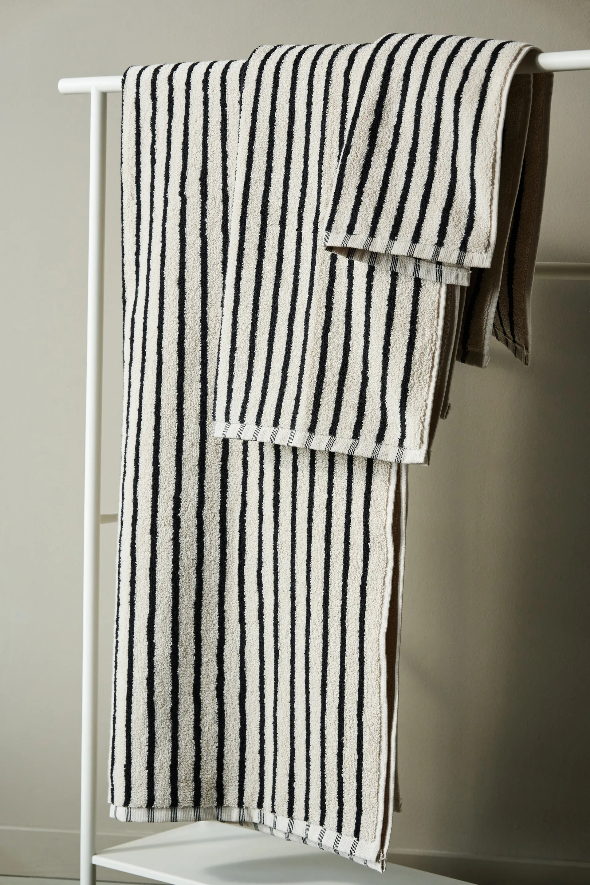 Toalla Drift 50x70 cm, Blanco-negro Scandi Living