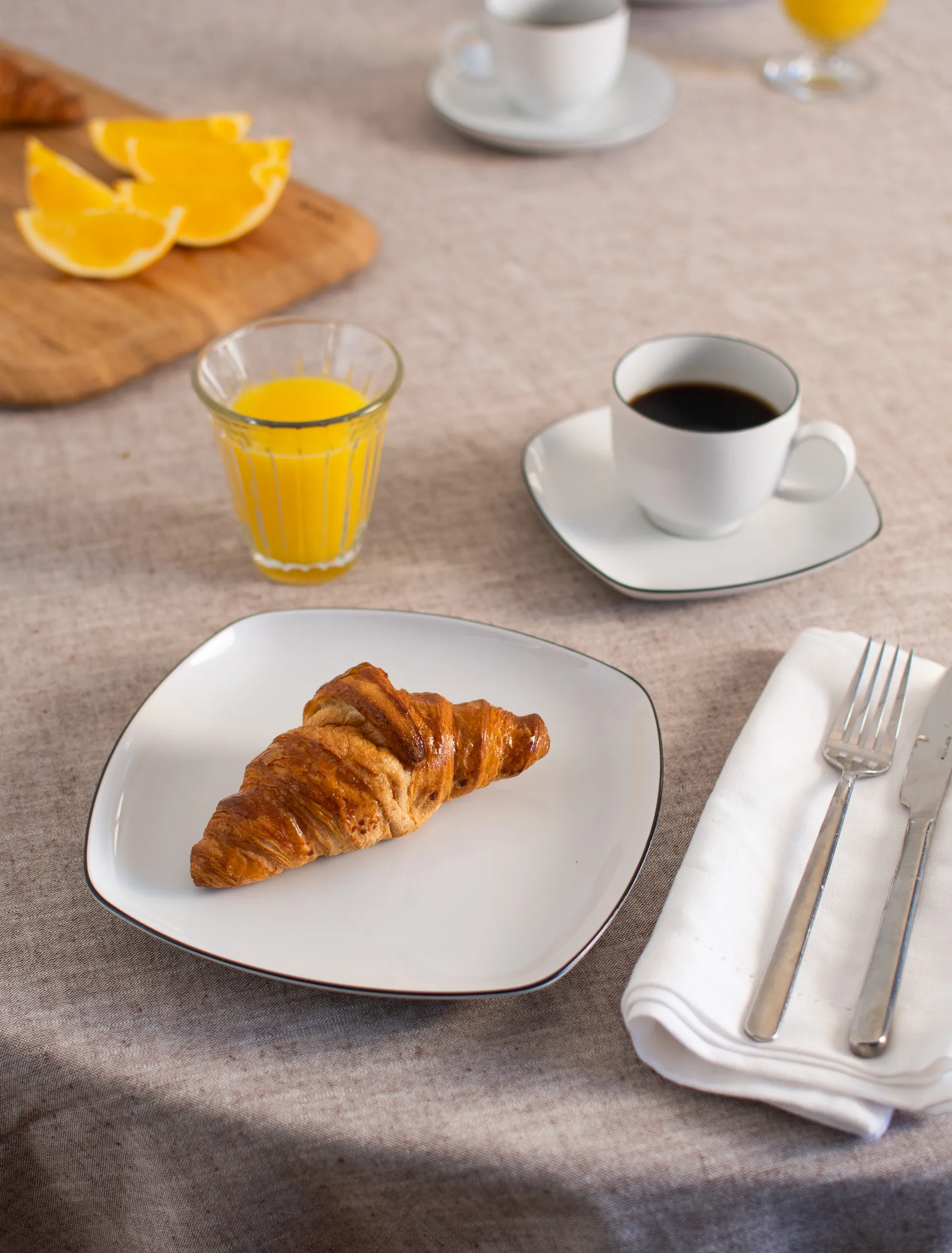 Vajilla de café Lido black lines cuadrada 18 piezas, Blanco con canto negro Seltmann Weiden