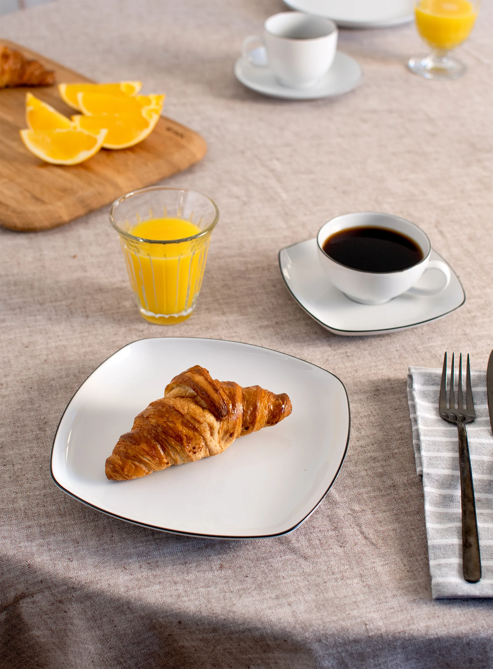 Vajilla de té Lido black lines cuadrada 18 piezas, Blanco con canto negro Seltmann Weiden