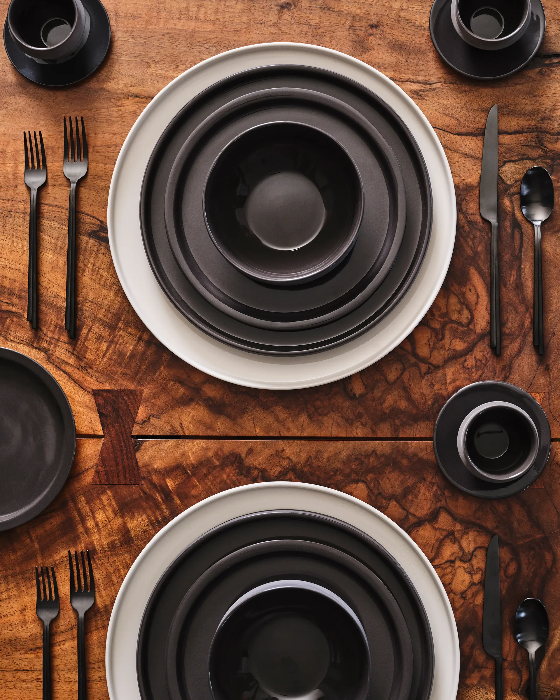 Cubertería Dune 24 piezas en estuche de regalo, Black Serax