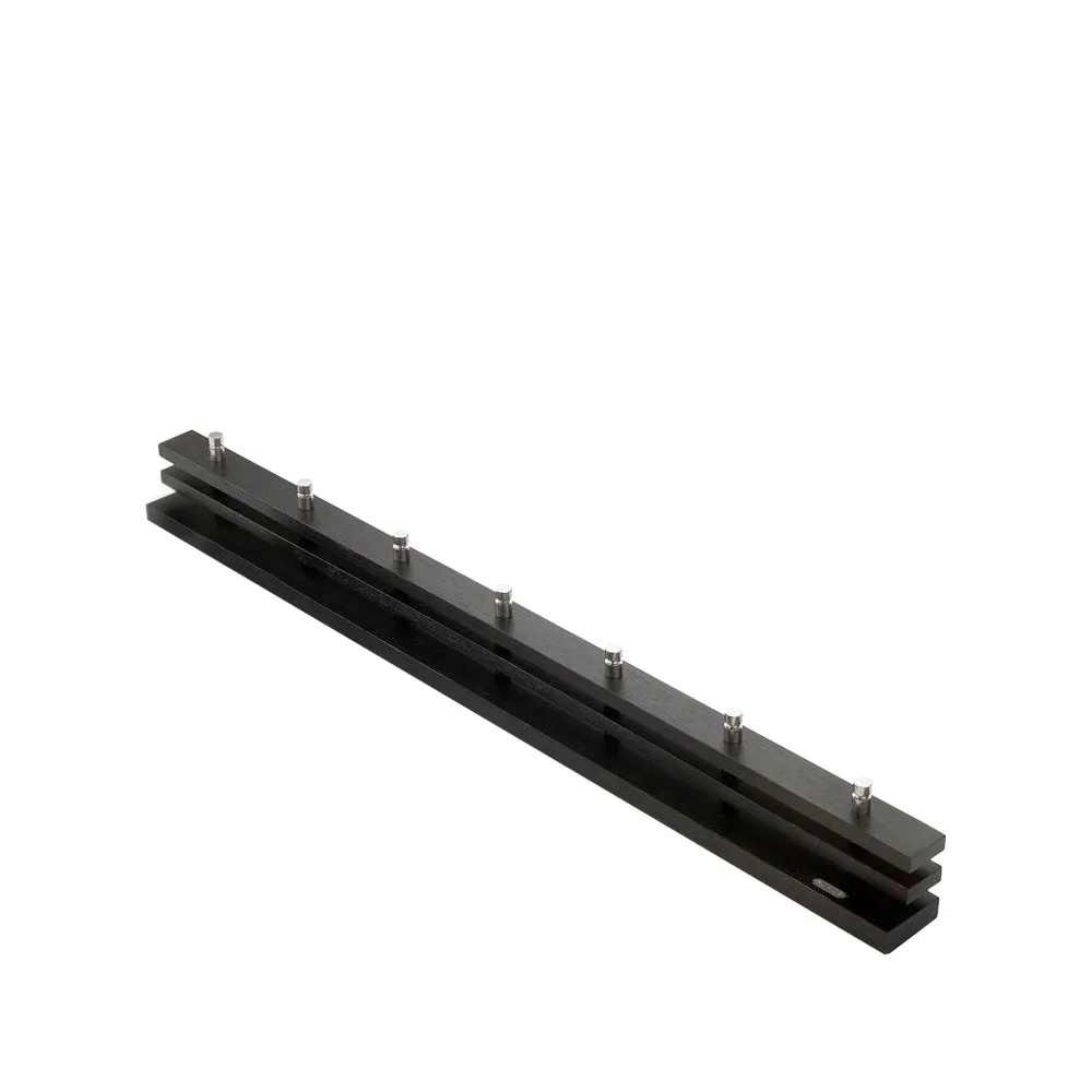 Perchero Cutter, Roble, teñido en negro, 7 pomos Skagerak