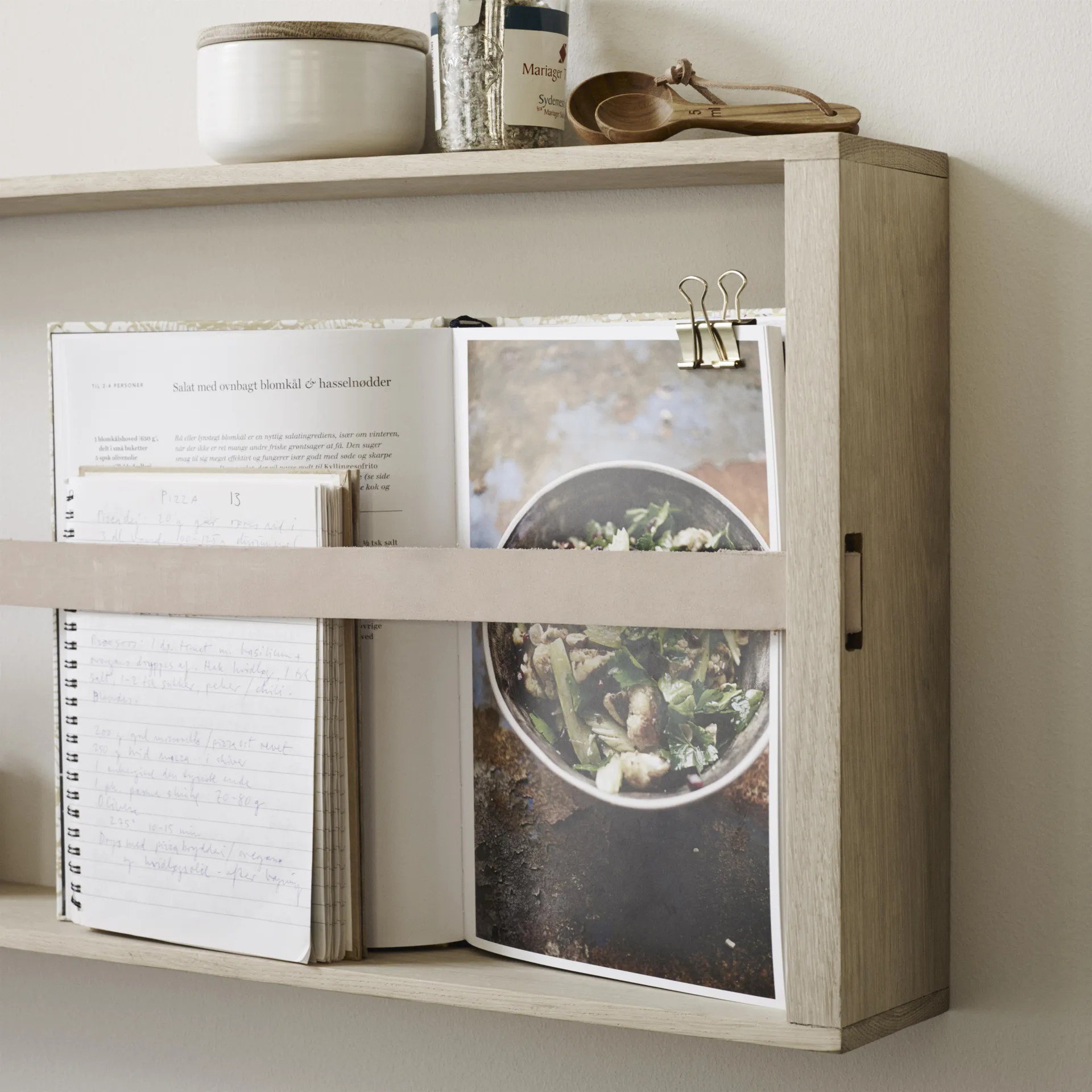 Revistero de pared Norr, roble Skagerak