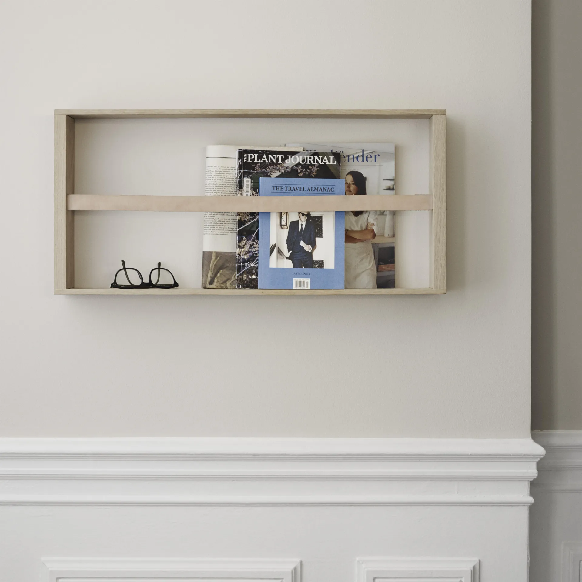 Revistero de pared Norr, roble Skagerak