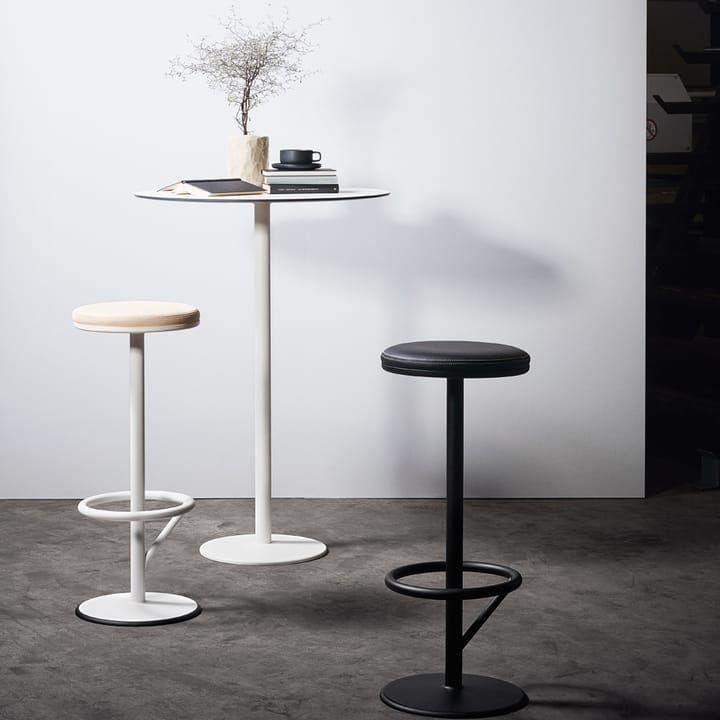 Taburete bar Orbit alto, Lacado blanco mate, cuero marrón claro SMD Design