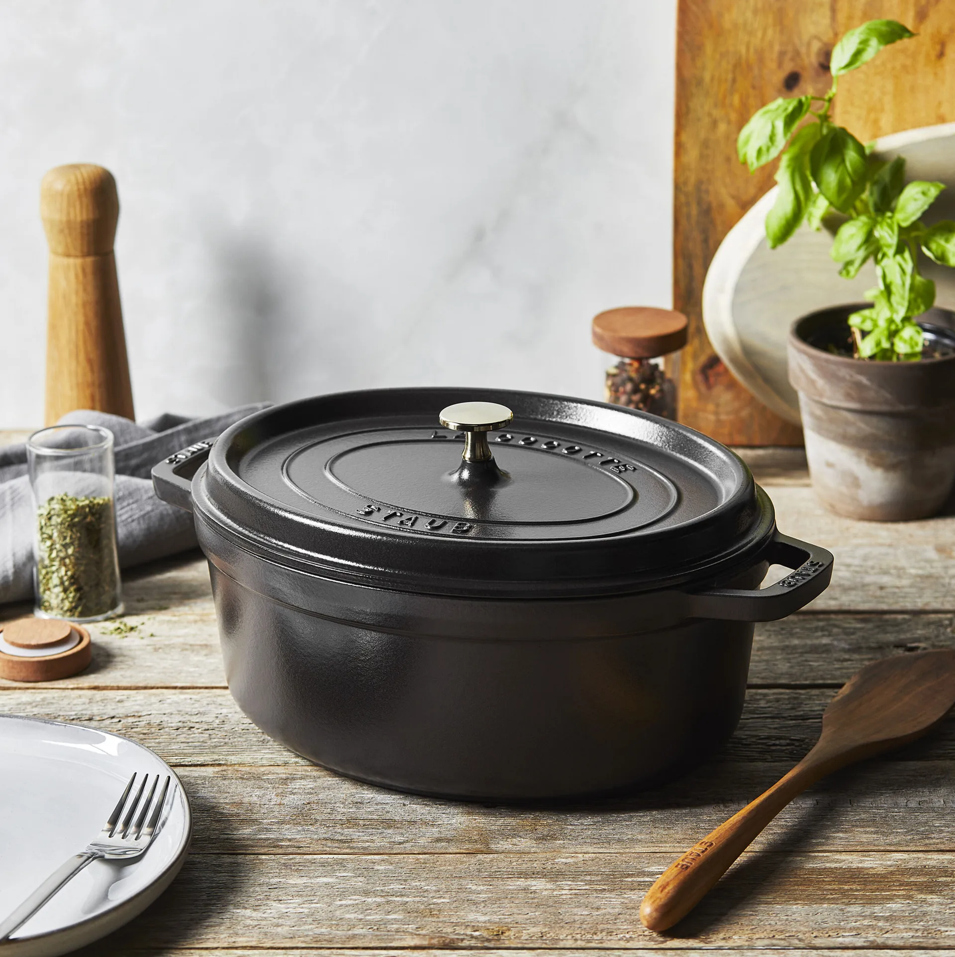 Cacerola de hierro fundido Staub La Cocotte oval 2,35 L, Negro STAUB