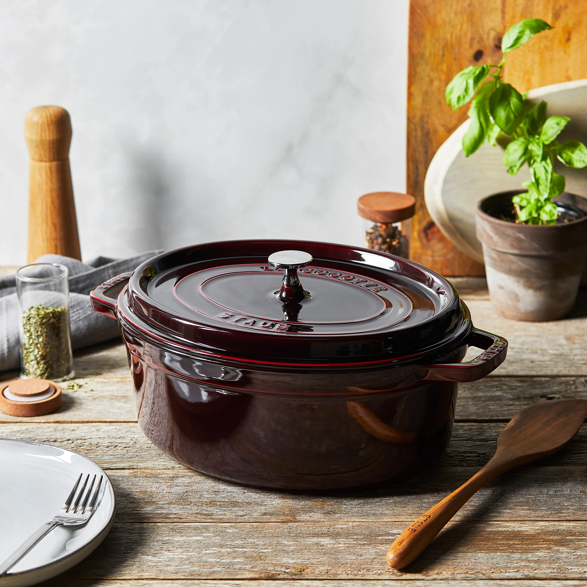 Cacerola de hierro fundido Staub La Cocotte oval 5,5 L, Rojo granadina STAUB