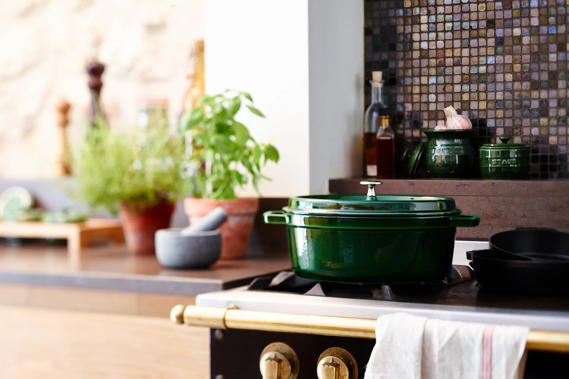 Cacerola de hierro fundido Staub La Cocotte oval 6,7 L, Verde albahaca STAUB