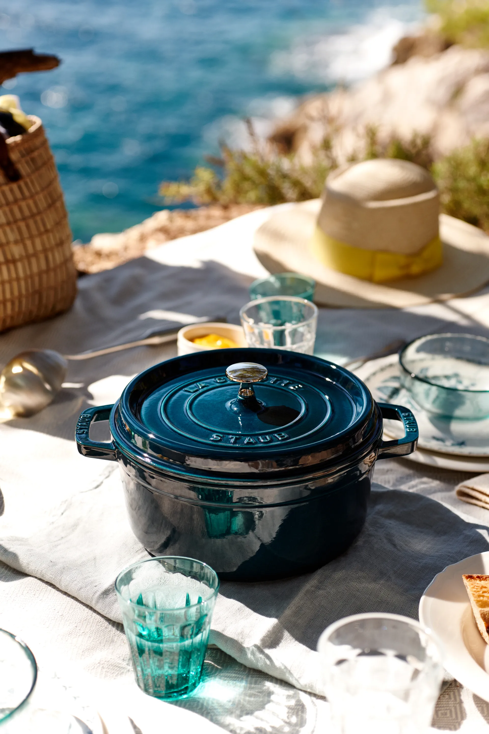 Cacerola de hierro fundido Staub La Cocotte redonda 2.2 L, La Mer STAUB