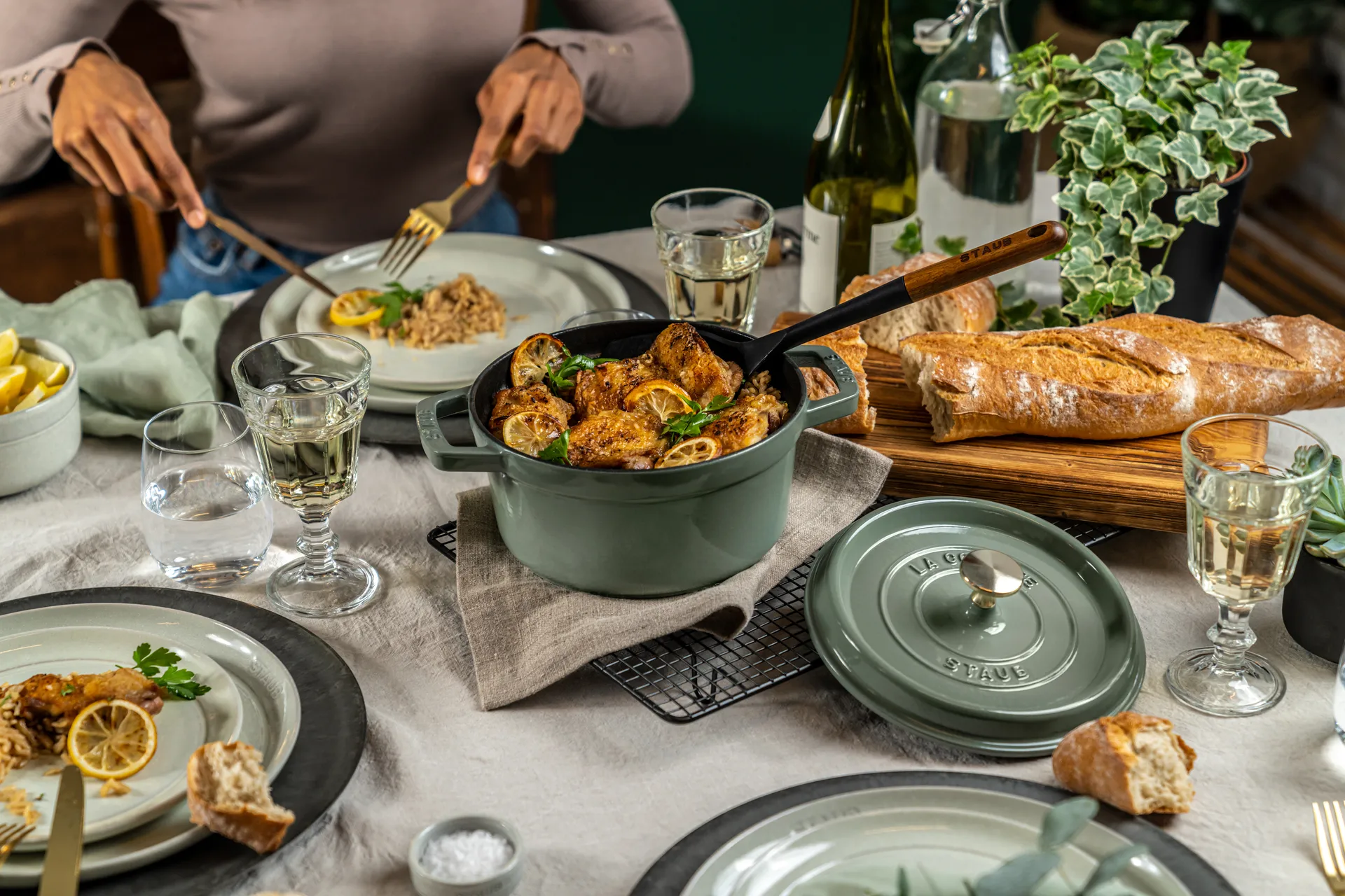 Cacerola de hierro fundido Staub La Cocotte redonda 5,2 L, Madera de eucalipto STAUB