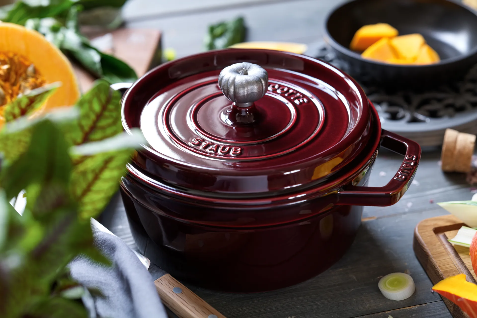 Cacerola de hierro fundido Staub La Cocotte redonda 5,25 L, Rojo granadina STAUB