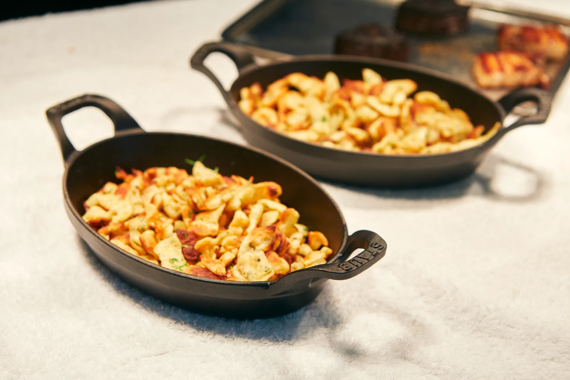 Fuente  de horno Staub oval de hierro fundido 21 cm, Negro STAUB