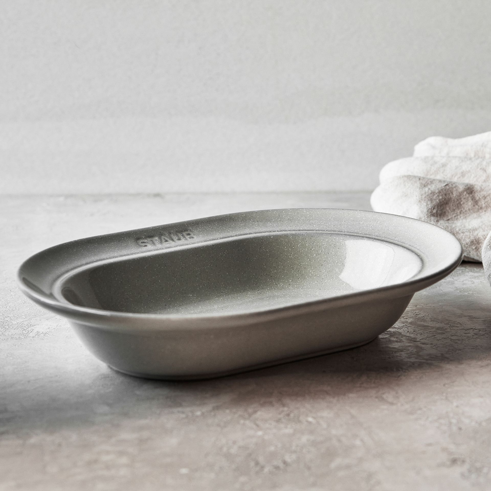 Fuente ovalada Staub New White Truffle, 25 cm STAUB