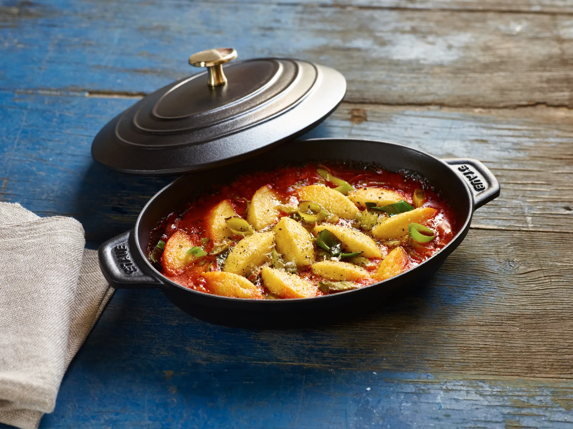 Fuente para horno Staub de hierro fundido con tapa ovalada 23 cm, Negro STAUB