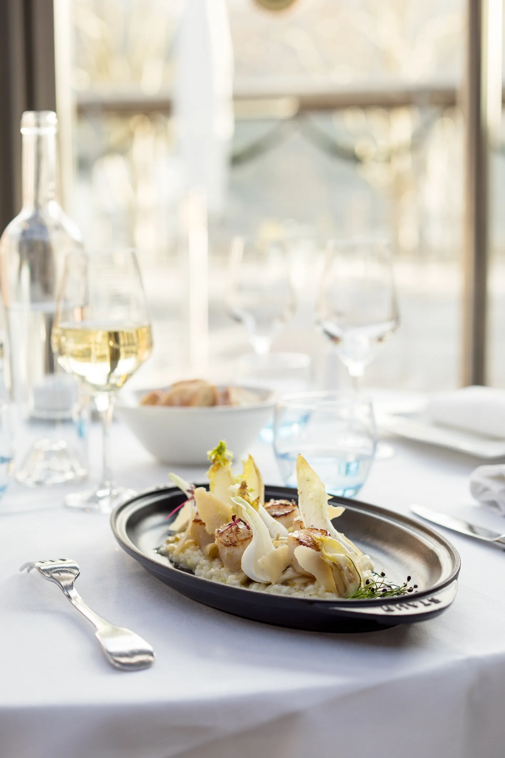 Molde de pescado Staub ovalado en hierro fundido, negro STAUB