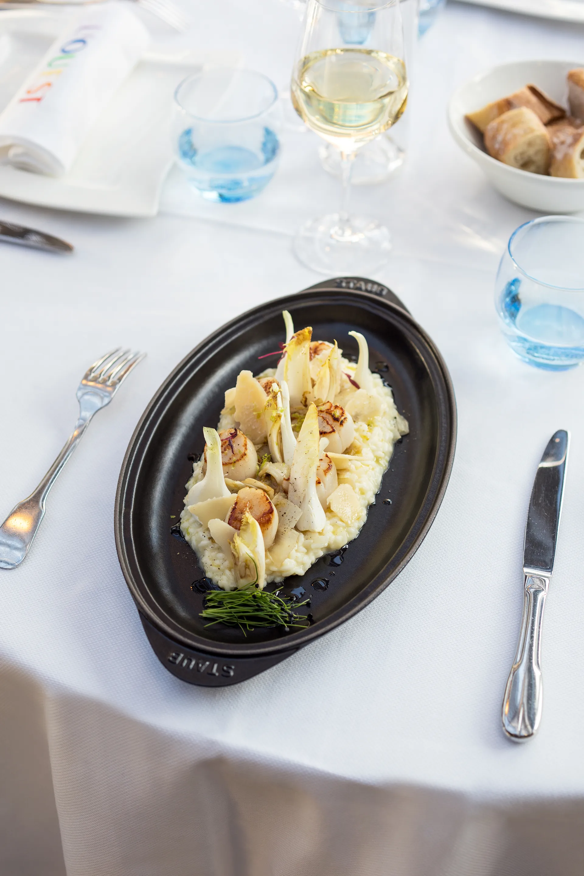 Molde de pescado Staub ovalado en hierro fundido, negro STAUB