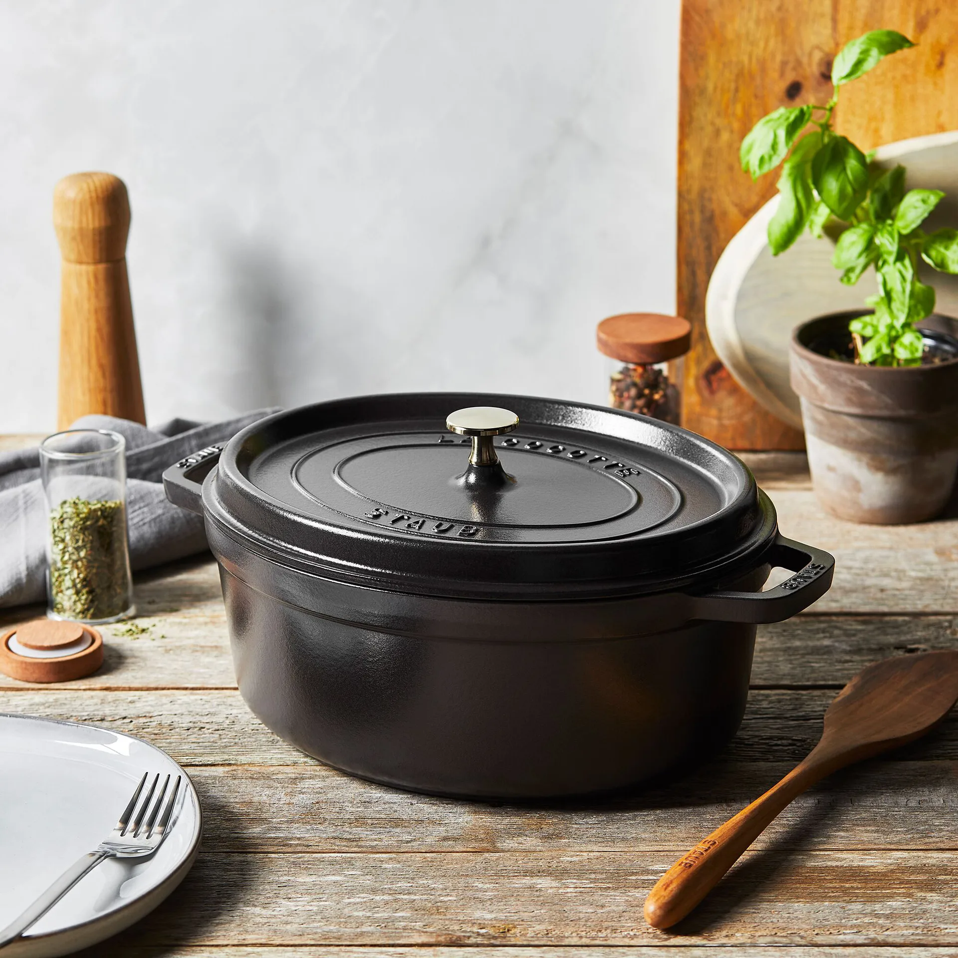 Olla de hierro fundido Staub ovalada 4,2 l, negro STAUB