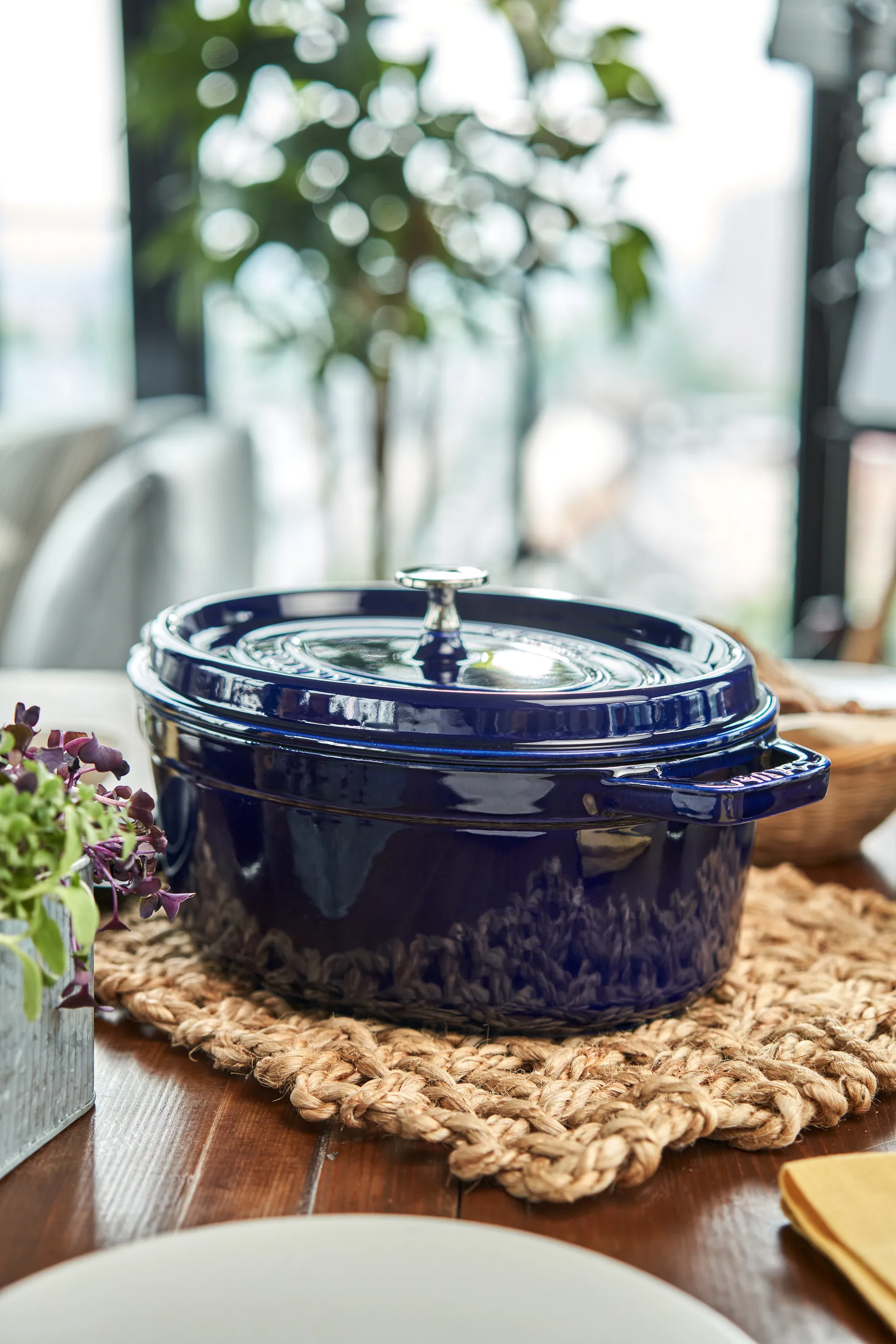 Olla de hierro fundido Staub ovalada, tres capas de esmalte 4,2 l, azul oscuro STAUB