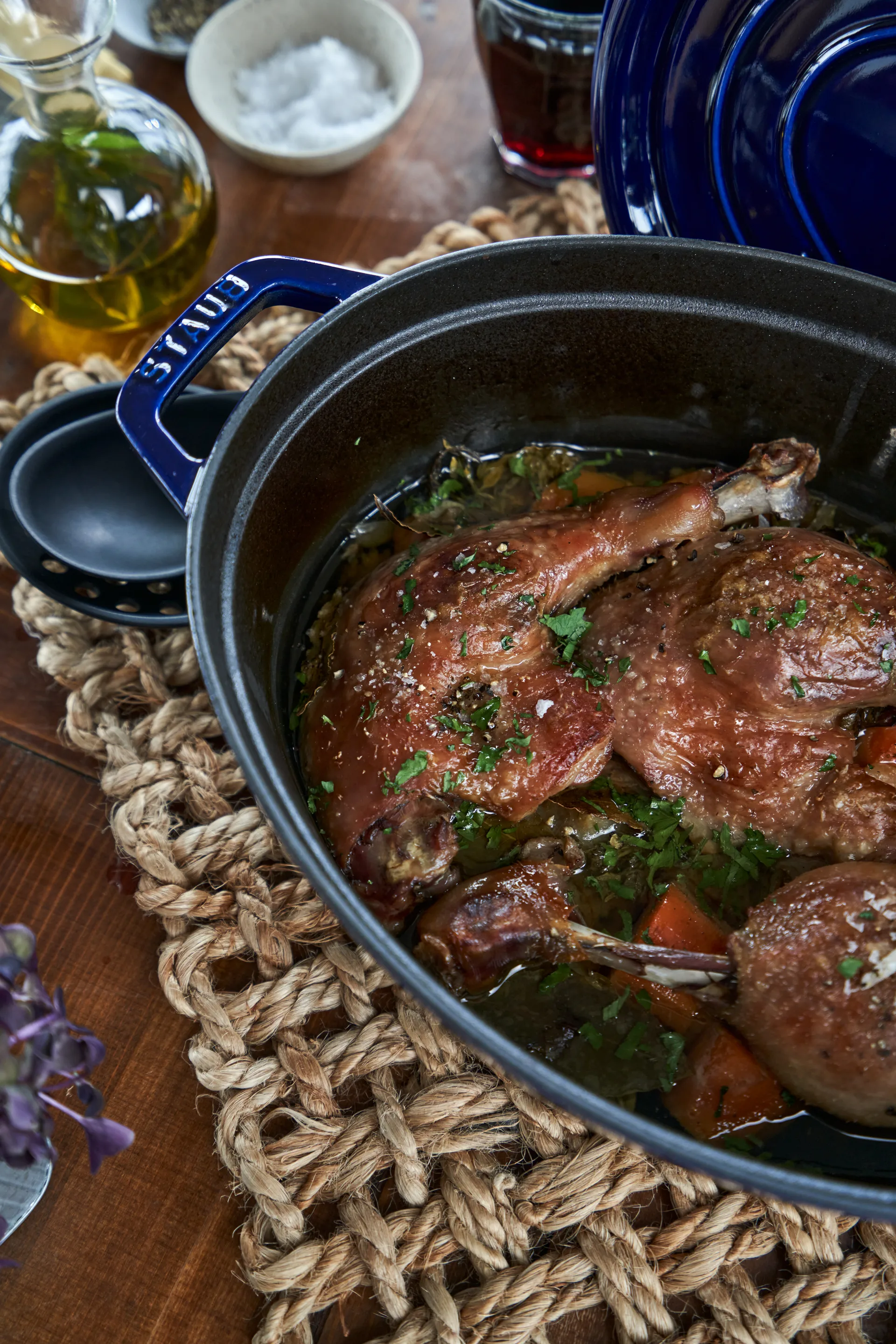 Olla de hierro fundido Staub ovalada, tres capas de esmalte 4,2 l, azul oscuro STAUB