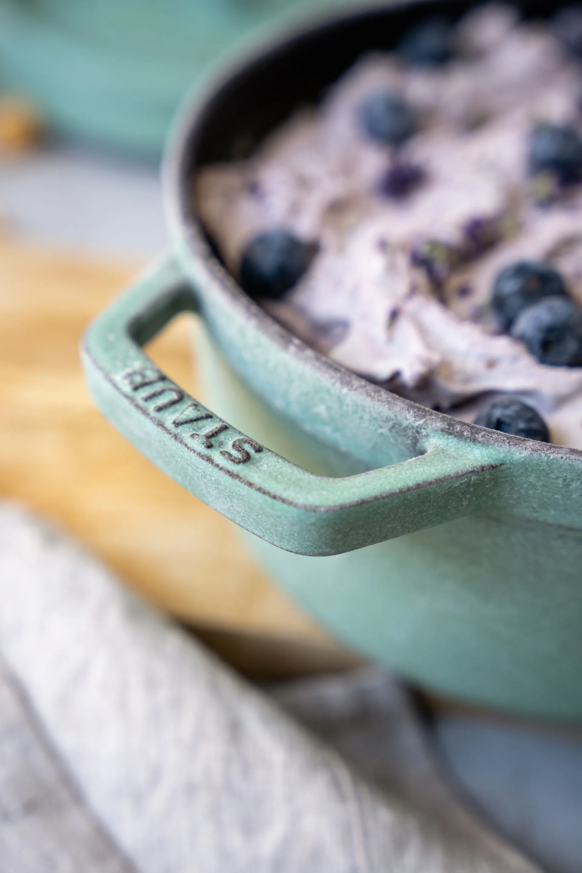 Olla de hierro fundido Staub redonda 3,8 l, Salvia STAUB