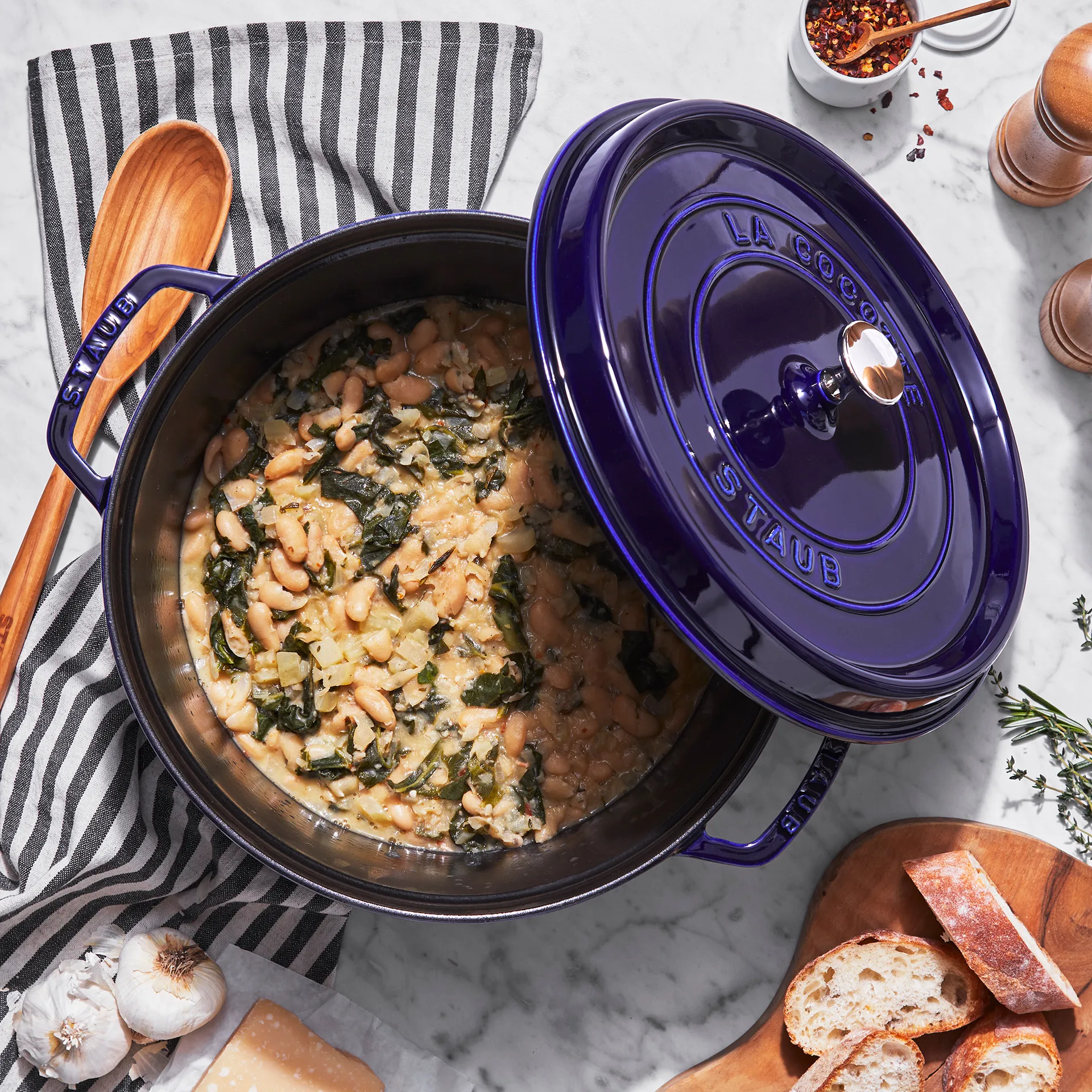 Olla de hierro fundido Staub redonda, tres capas de esmalte 3,8 l, azul oscuro STAUB